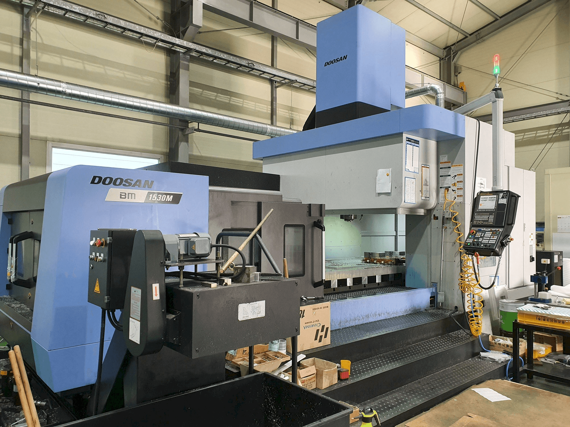 Vooraanzicht van Doosan BM1530M machine