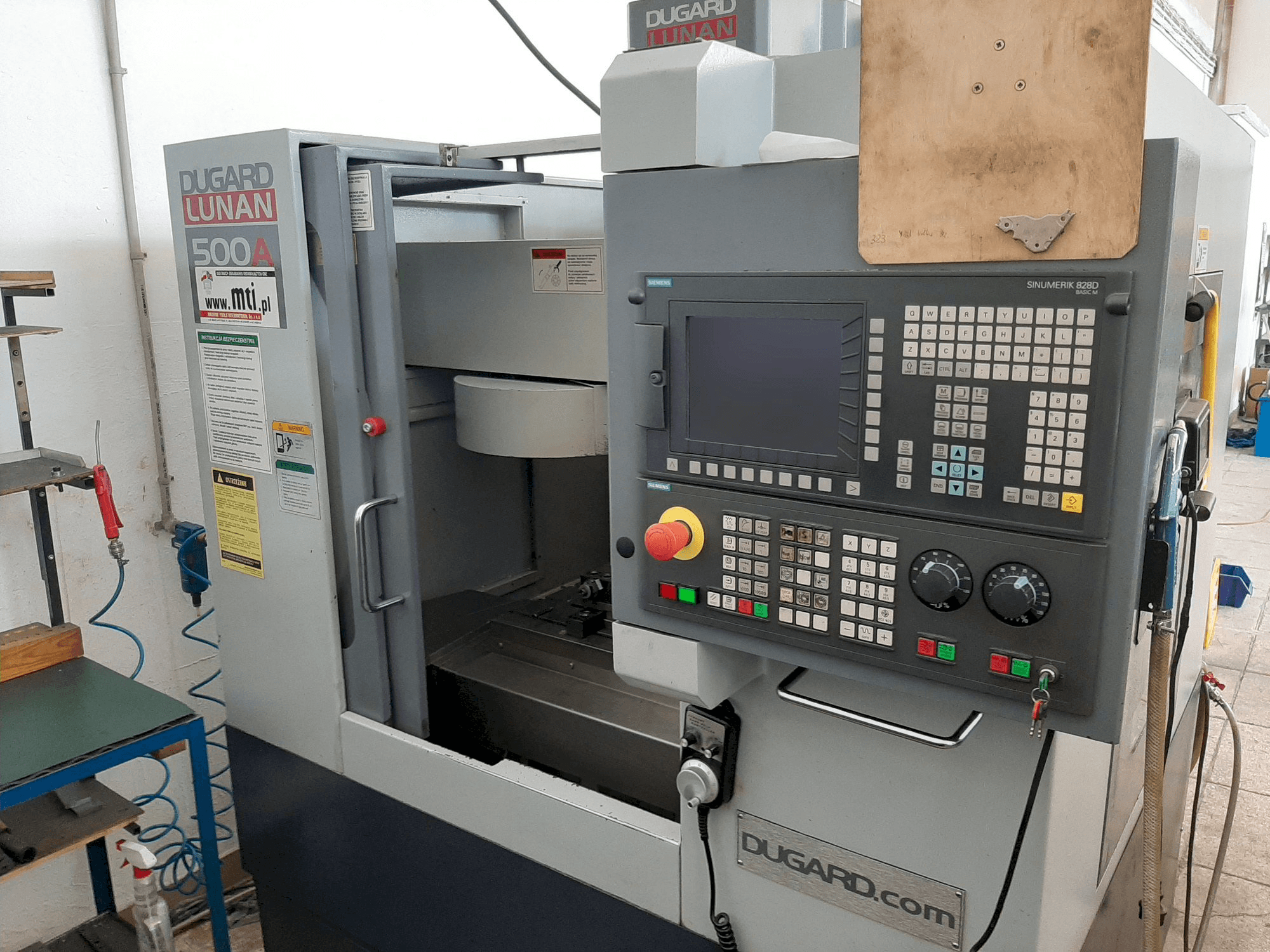 Vooraanzicht van Dugard LUNAN 500A machine