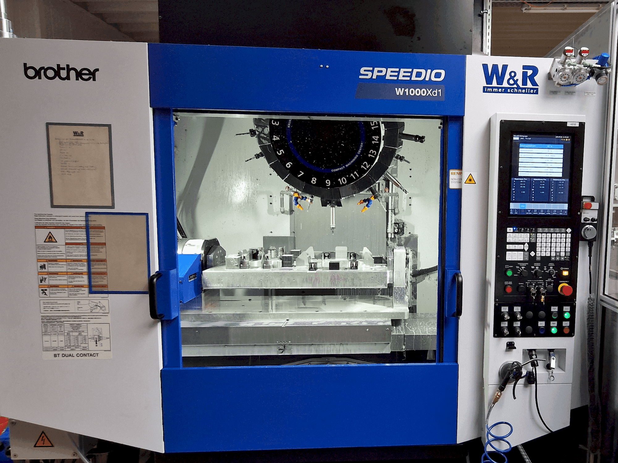 Vooraanzicht van Brother Speedio W1000Xd1 machine