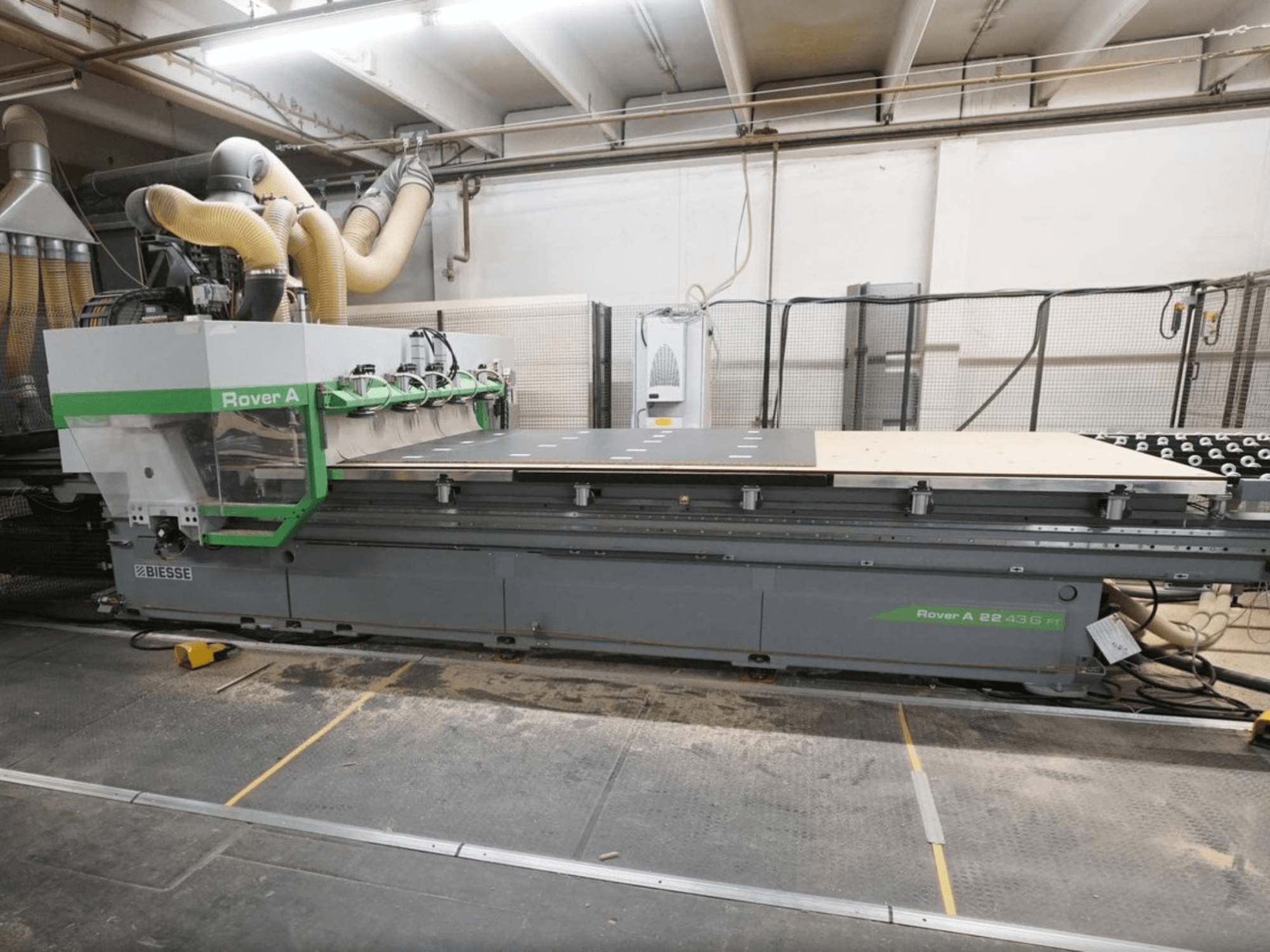 CNC-houtbewerkingscentrum BIESSE Rover A FT 2243, vooraanzicht, voorzien van een grote werktafel en een gereedschapsbevestigingssysteem.