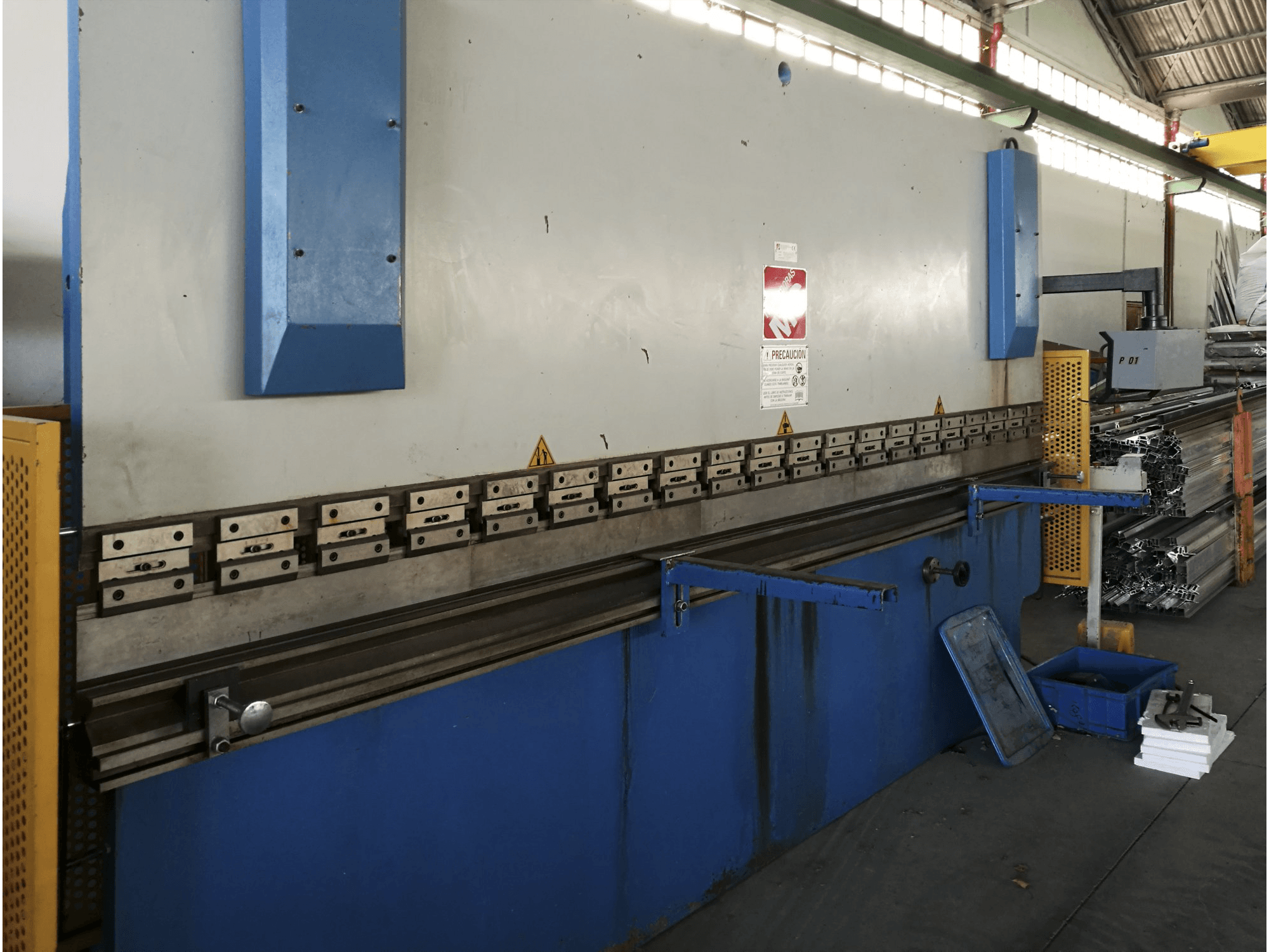 Links zicht van MG 100-4000 machine