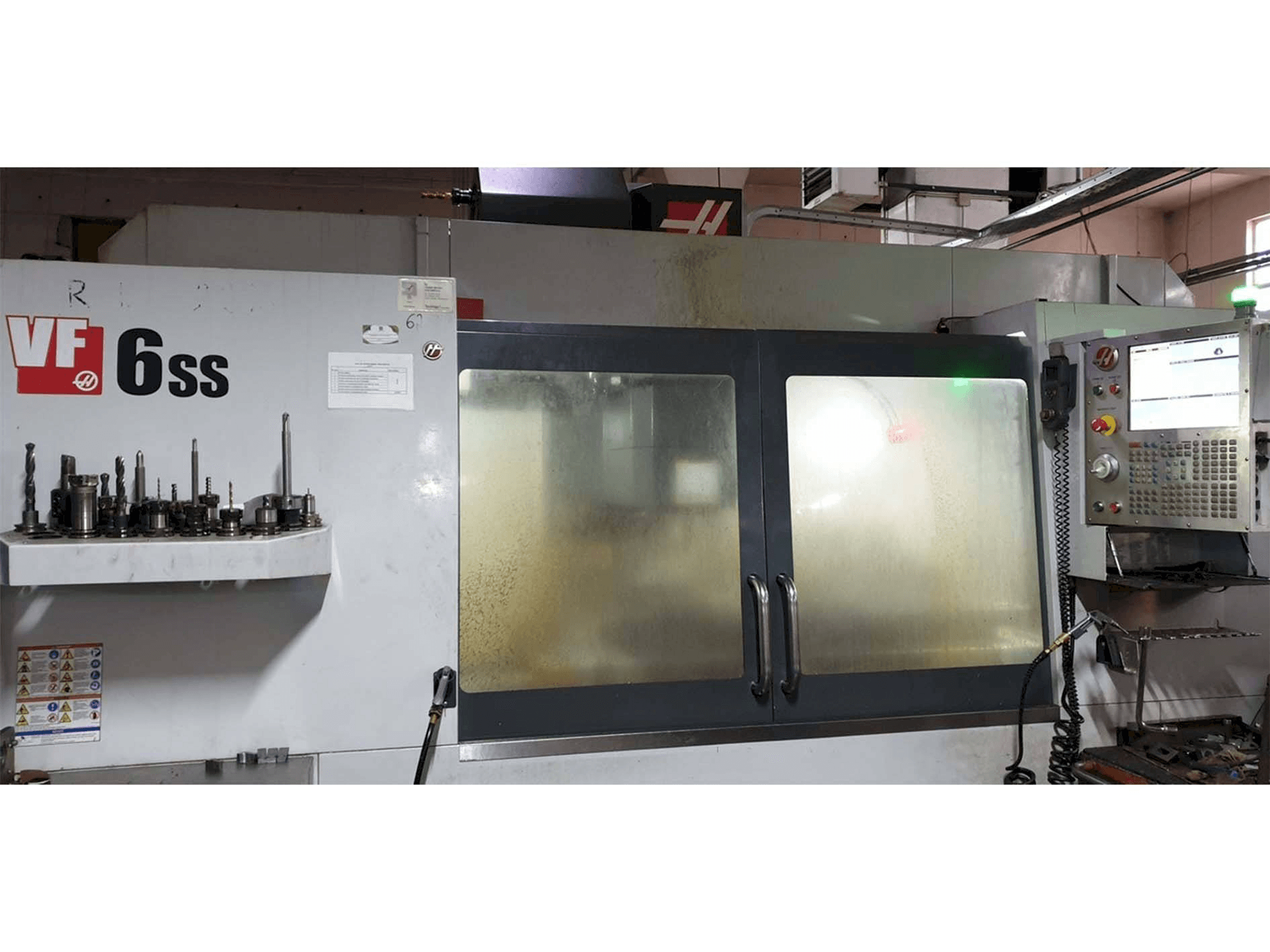 Vooraanzicht van HAAS VF-6SS machine