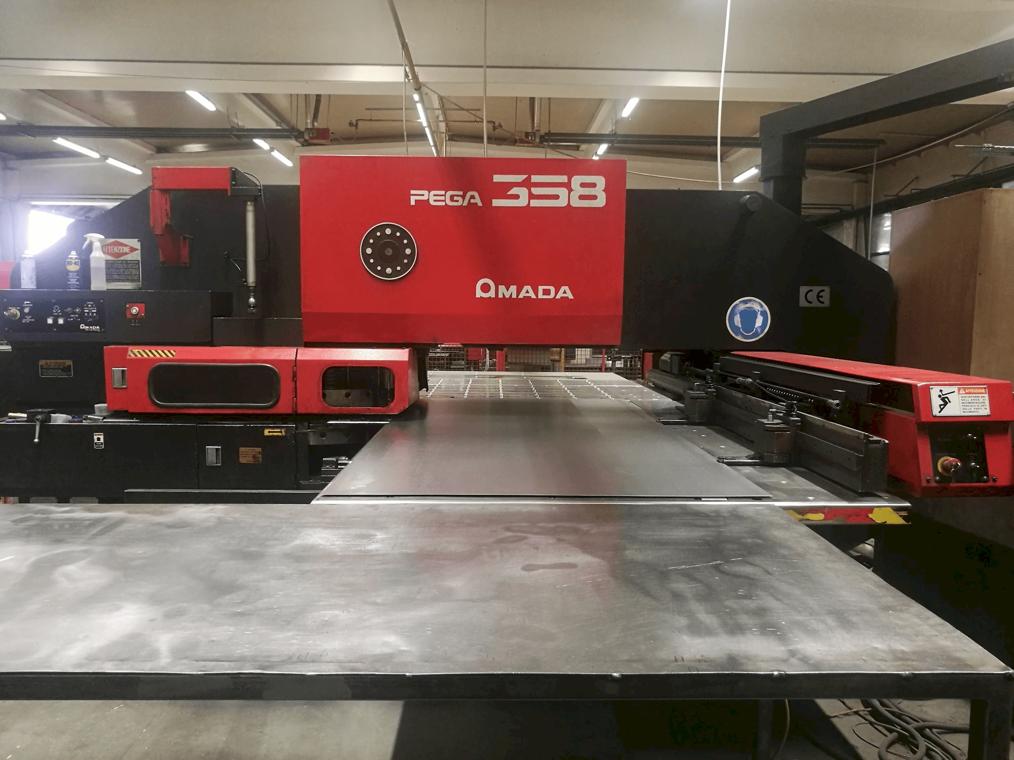 Vooraanzicht van AMADA PEGA 358 machine
