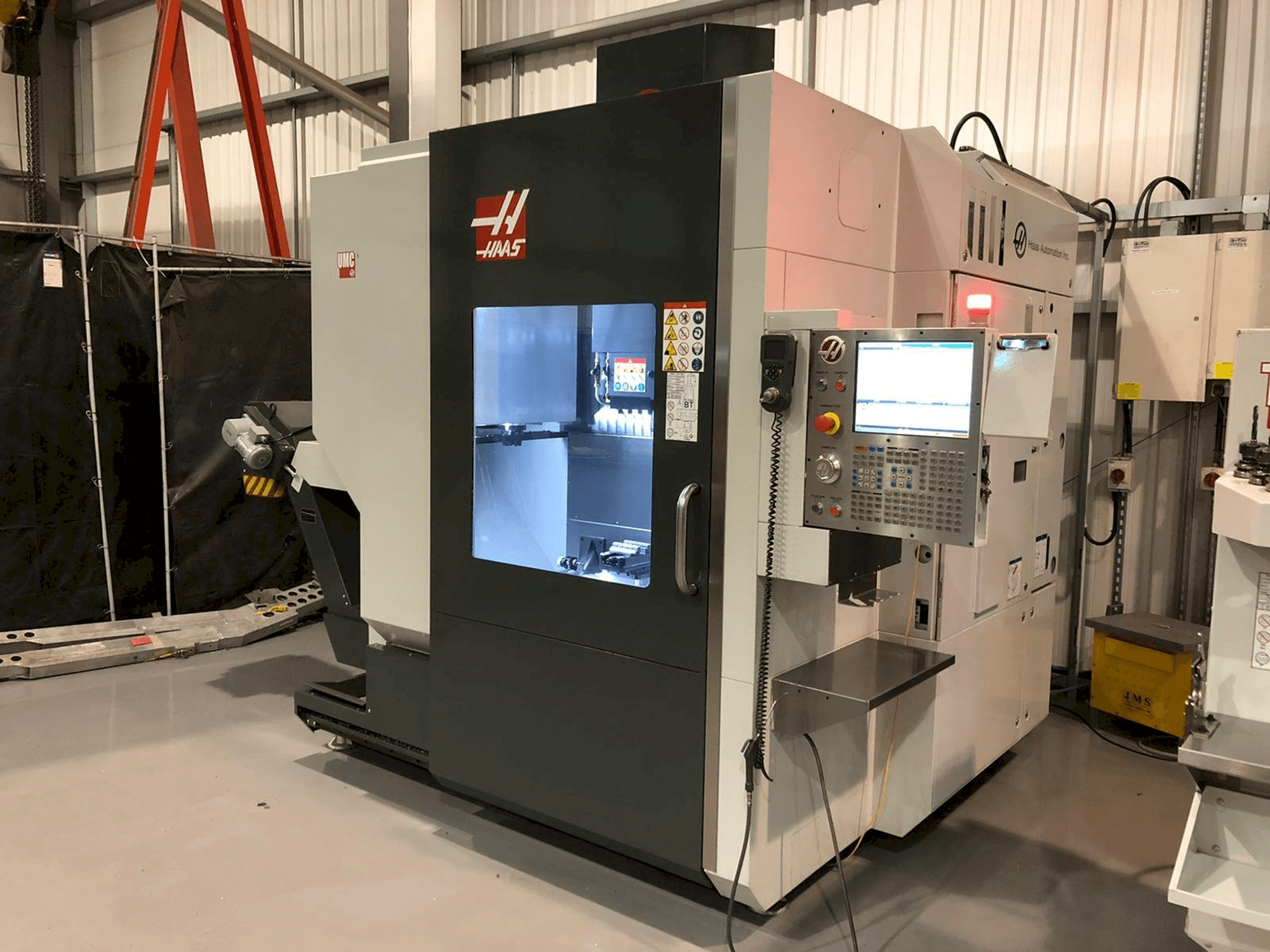 Vooraanzicht van HAAS UMC - 750 machine