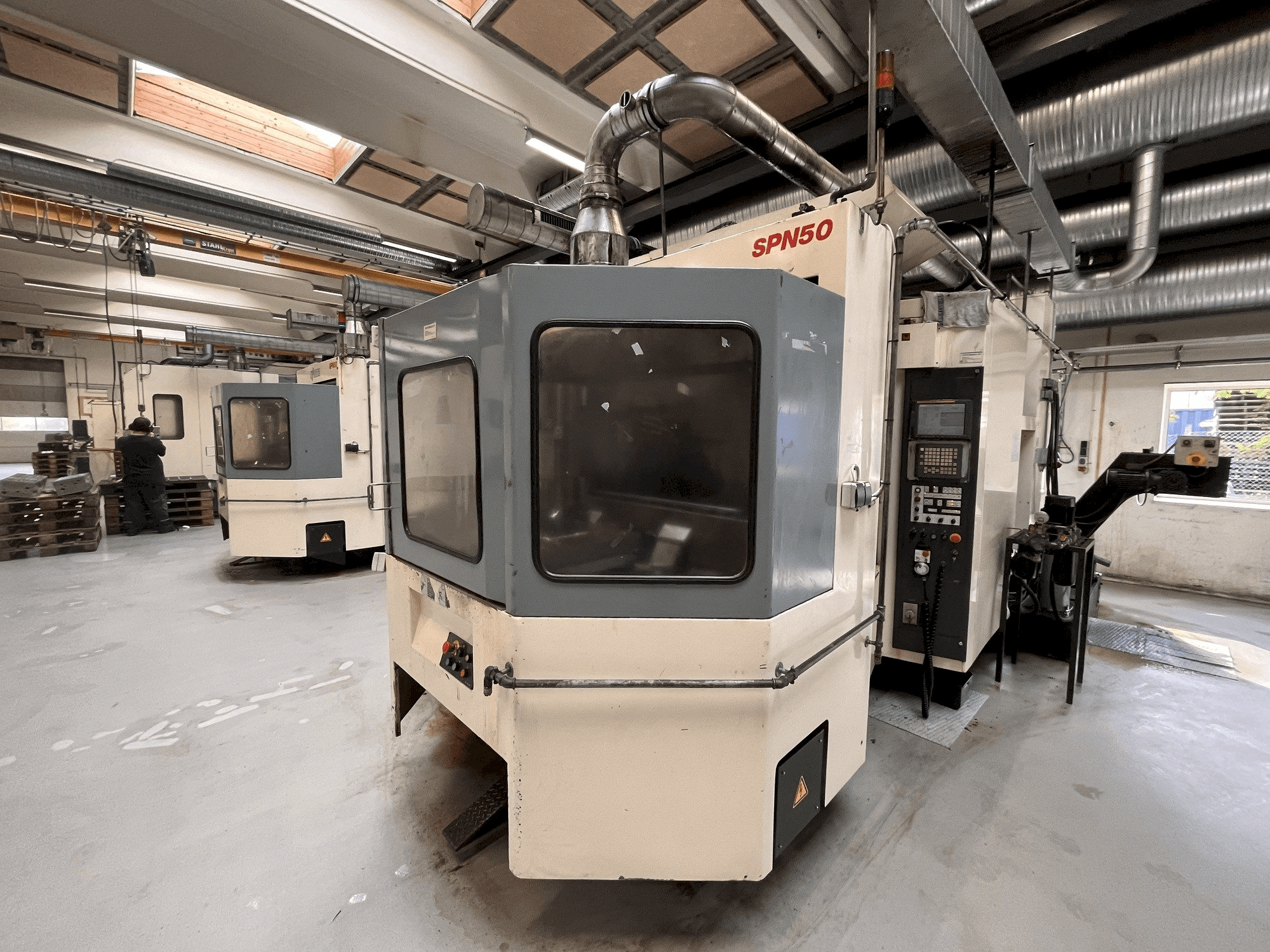 Vooraanzicht van Niigata SPN 50 machine