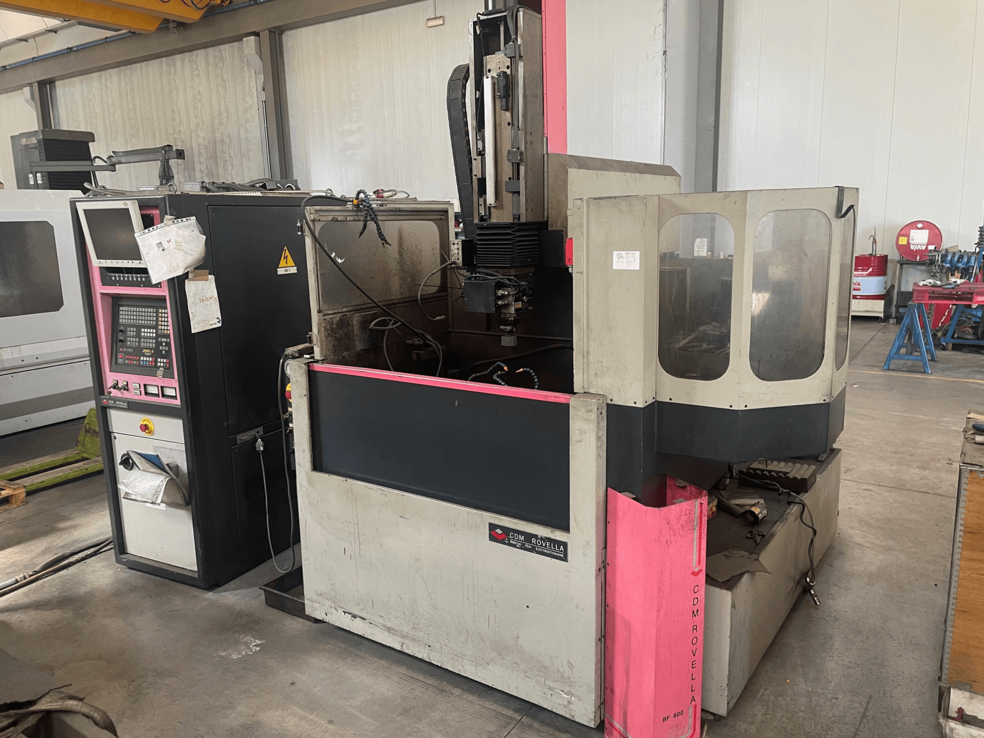 CDM Rovella BF 800 bewerkingscentrum, zijaanzicht met bedieningspaneel, stofkap en industriële instelling.