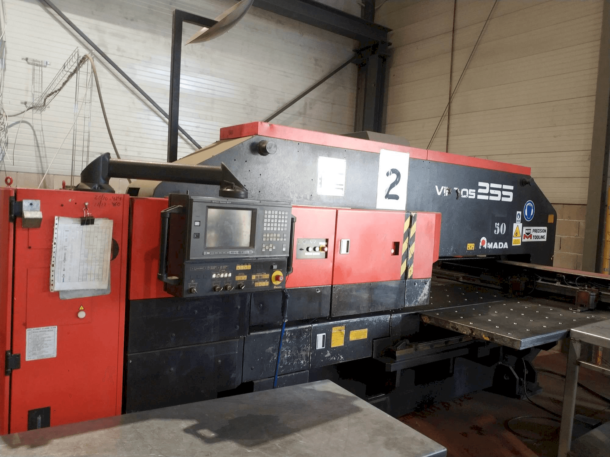 Vooraanzicht van AMADA VIPROS 255 machine