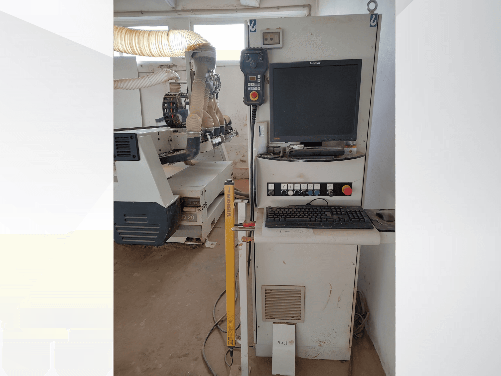 CNC frees SCM ACCORD 20 in een werkplaats, vooraanzicht met bedieningspaneel, monitor en stofafzuigsysteem zichtbaar.