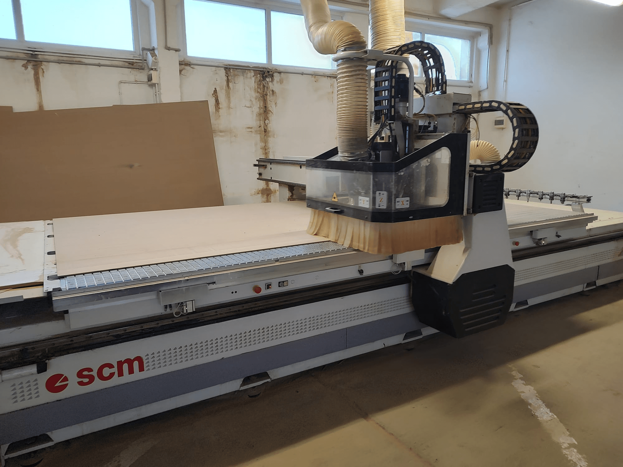 SCM ACCORD 20 CNC frees in vooraanzicht, met de snijkop en grote werktafel, ideaal voor houtbewerking.