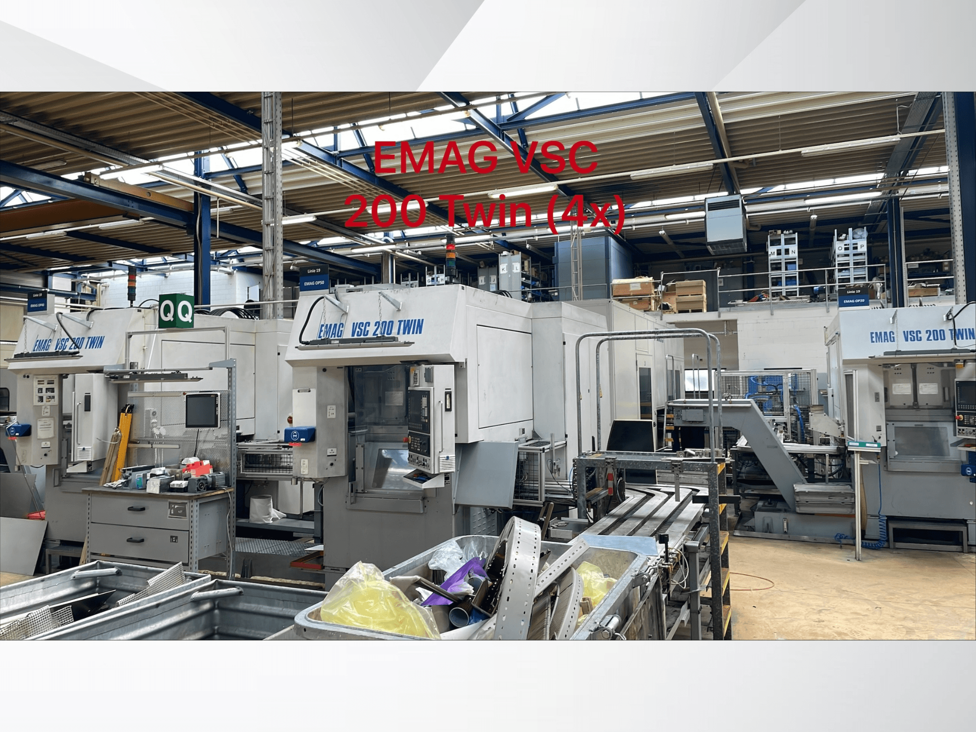 Vooraanzicht van EMAG VSC 200 TWIN verticale draaimachines in een werkplaats, waar vier machines met diverse gereedschapsbewerkingsapparatuur te zien zijn.