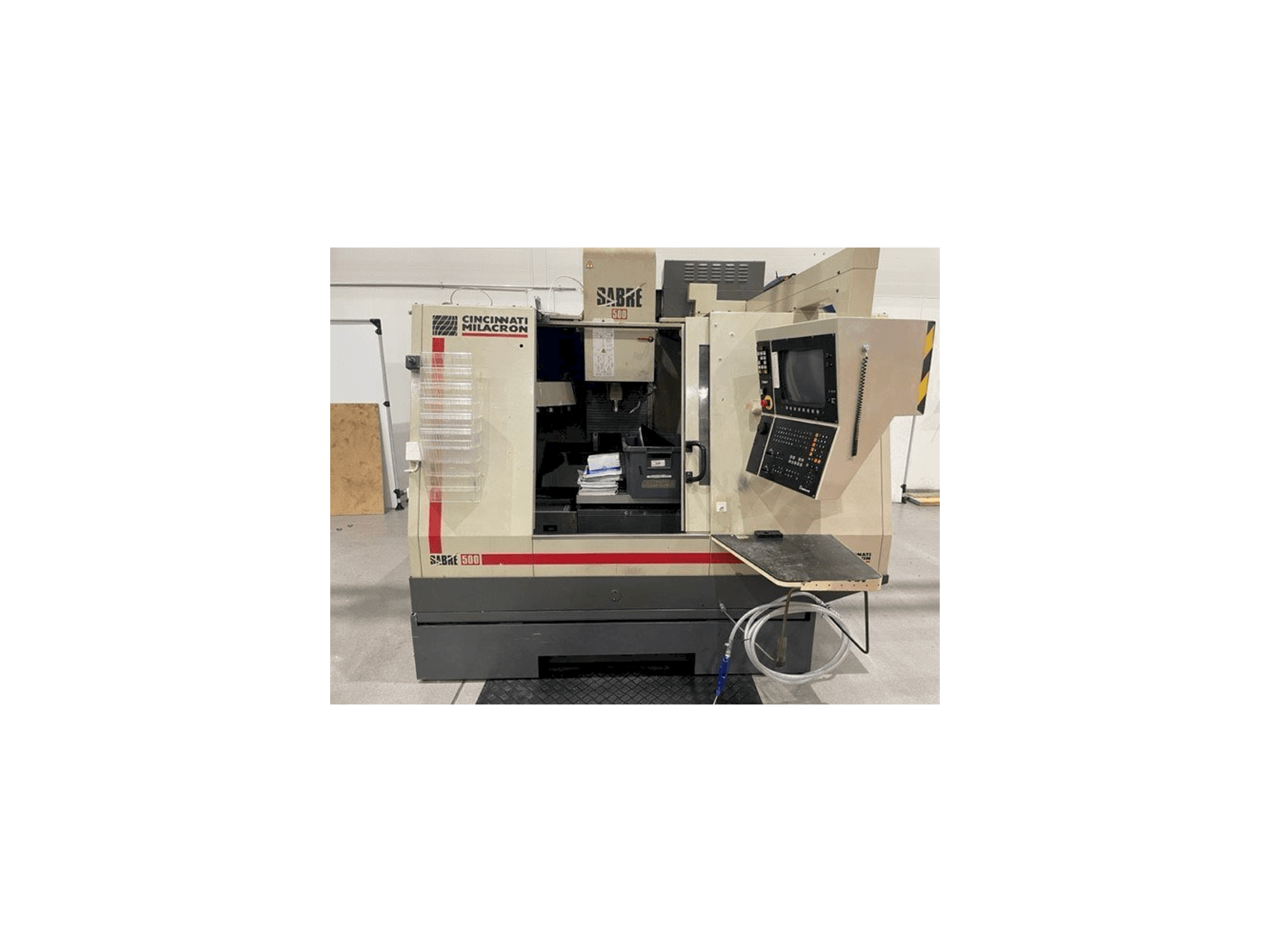 Vooraanzicht van Cincinnati Milacron Sabre 500 machine