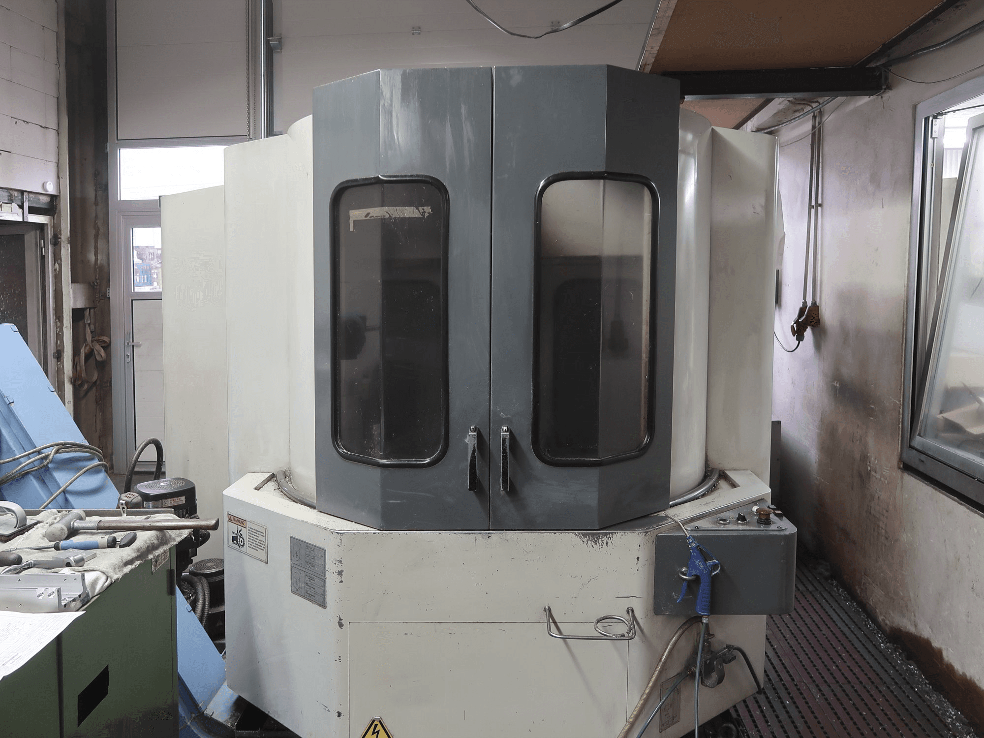 Vooraanzicht 1 van Mazak HTC-400 machine