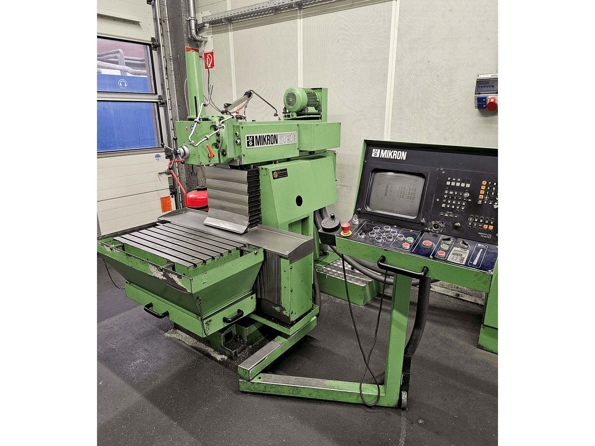 Vooraanzicht van MIKRON WF-31C machine
