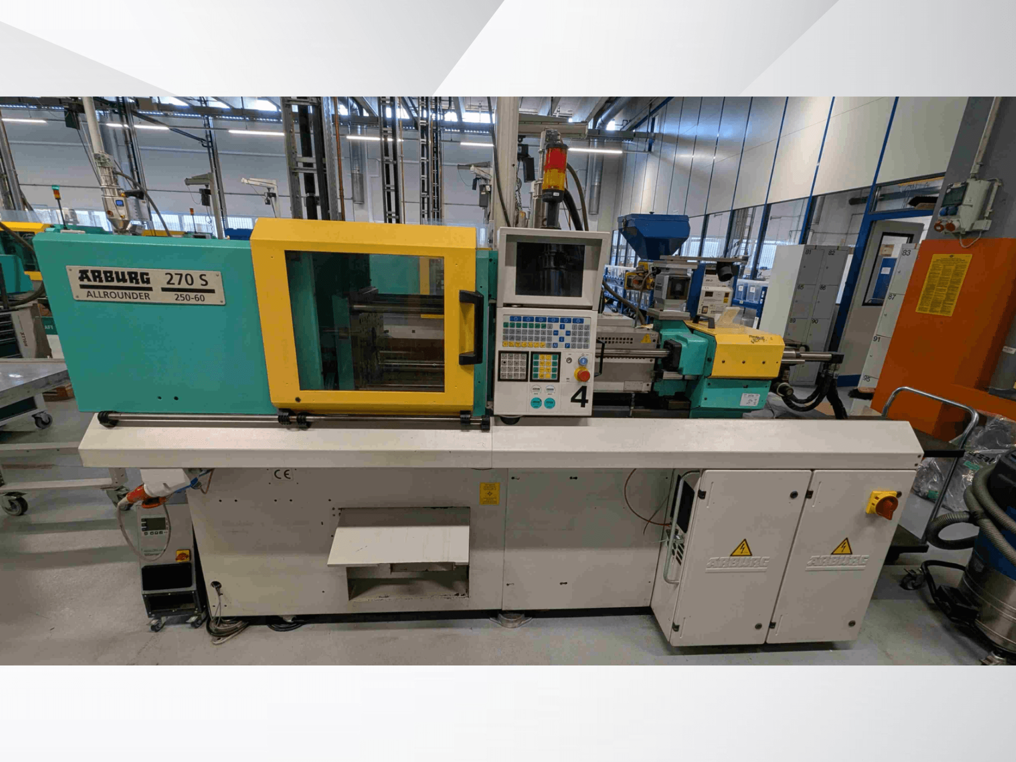 Arburg 270 S 400-60 hydraulische spuitgietmachine in vooraanzicht, met bedieningspaneel en veiligheidselementen.