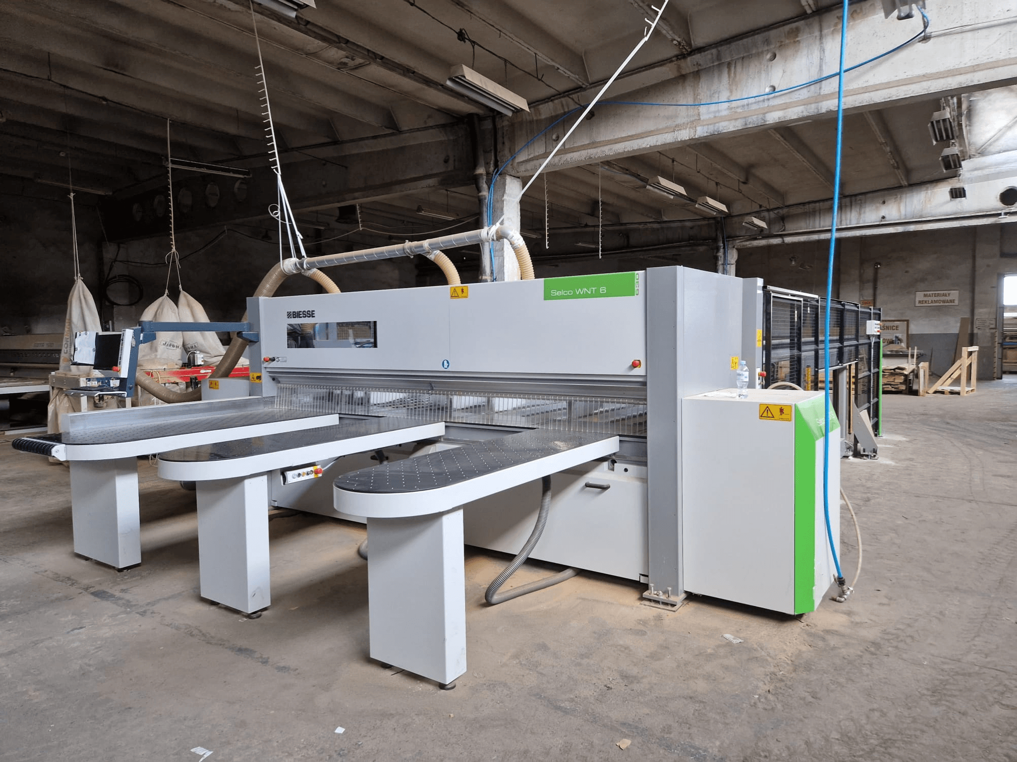 Biesse Selco WNT 6 paneelzaag in een fabrieksinstelling, vooraanzicht met aangesloten zaagbladen en bedieningspaneel.