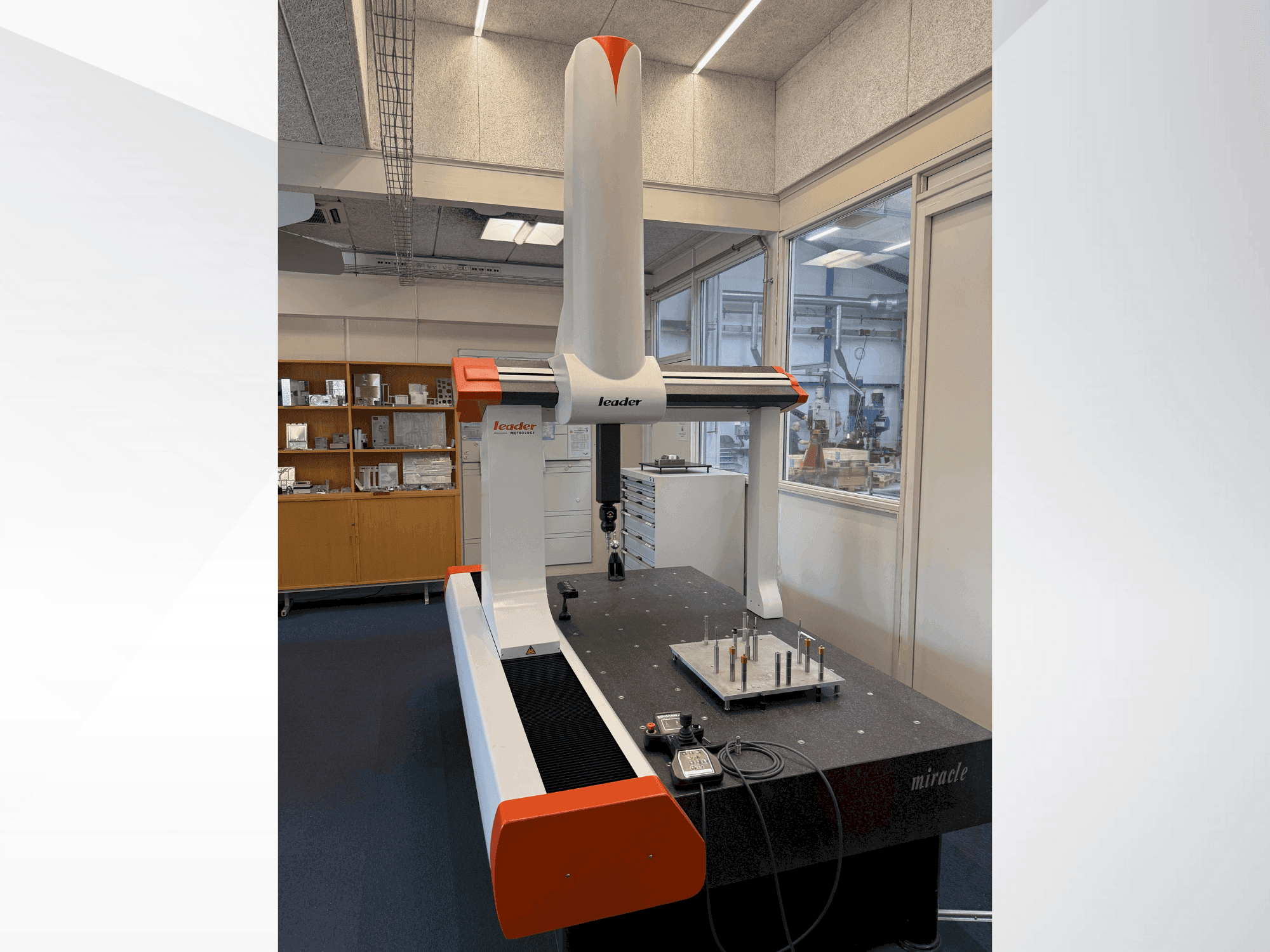 Vooraanzicht van LEADER Miracle NC8157 machine