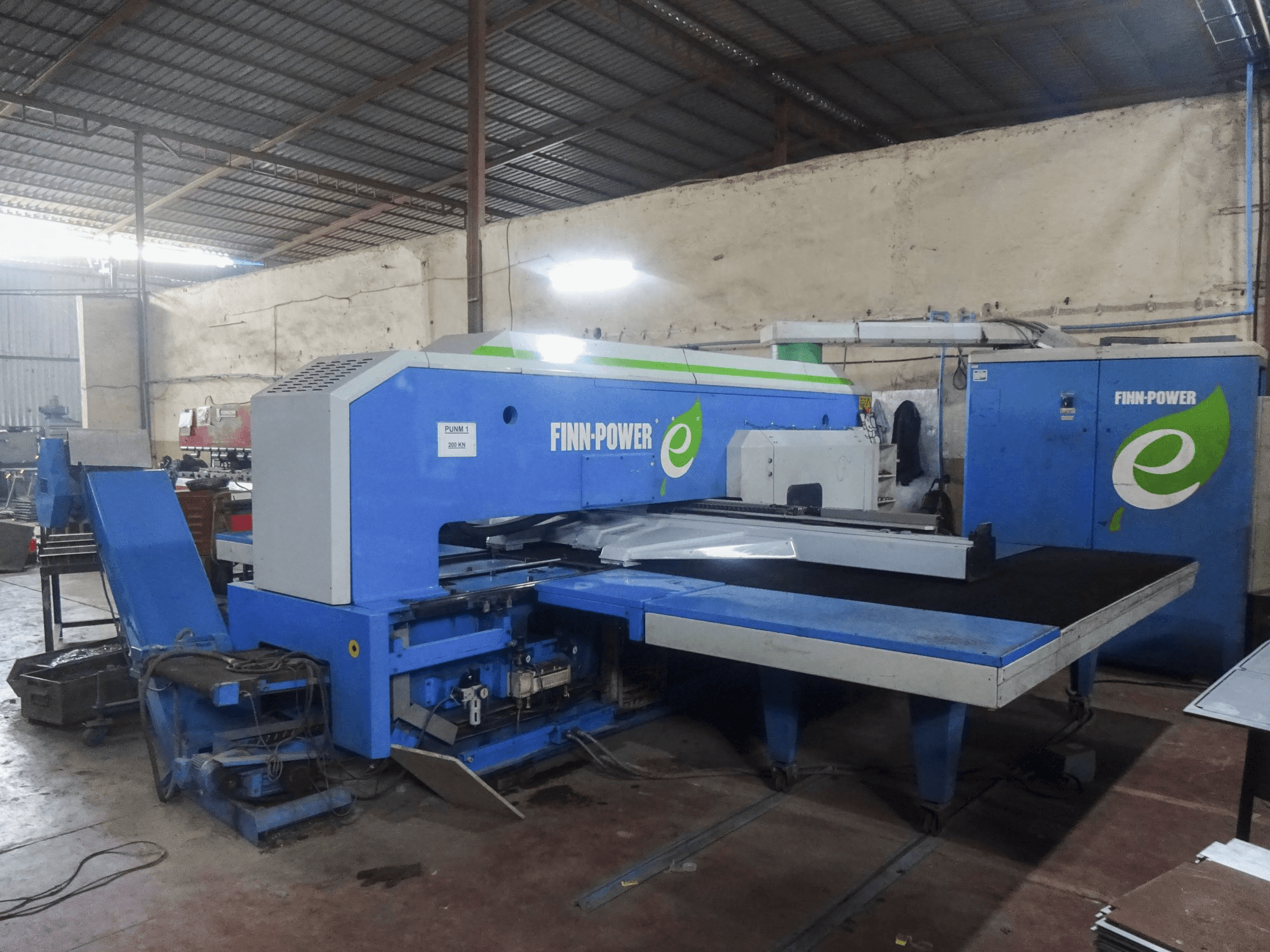 Links zicht van Finn-Power E5 SBU machine