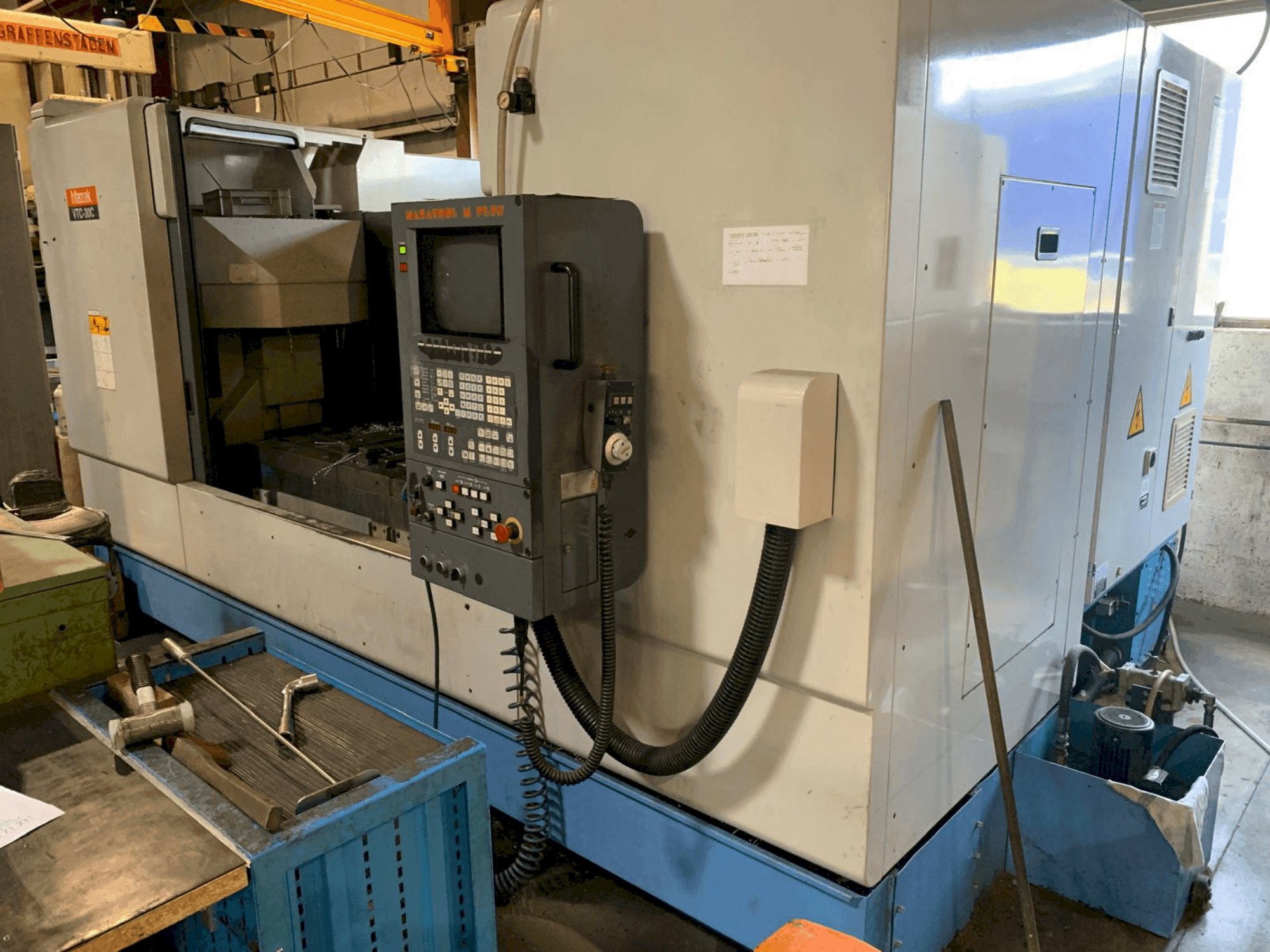 Vooraanzicht van Mazak VTC 30C machine