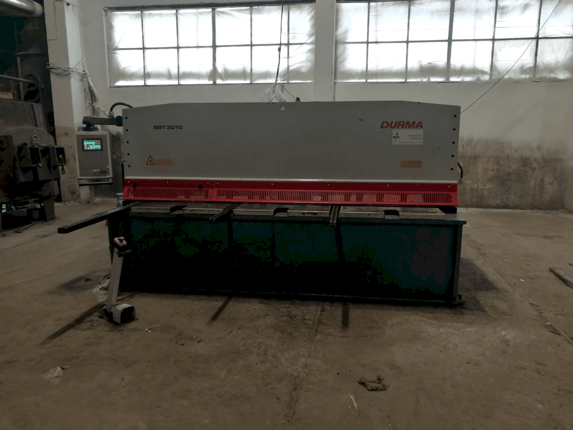 Vooraanzicht van Durma SBT 3010 machine