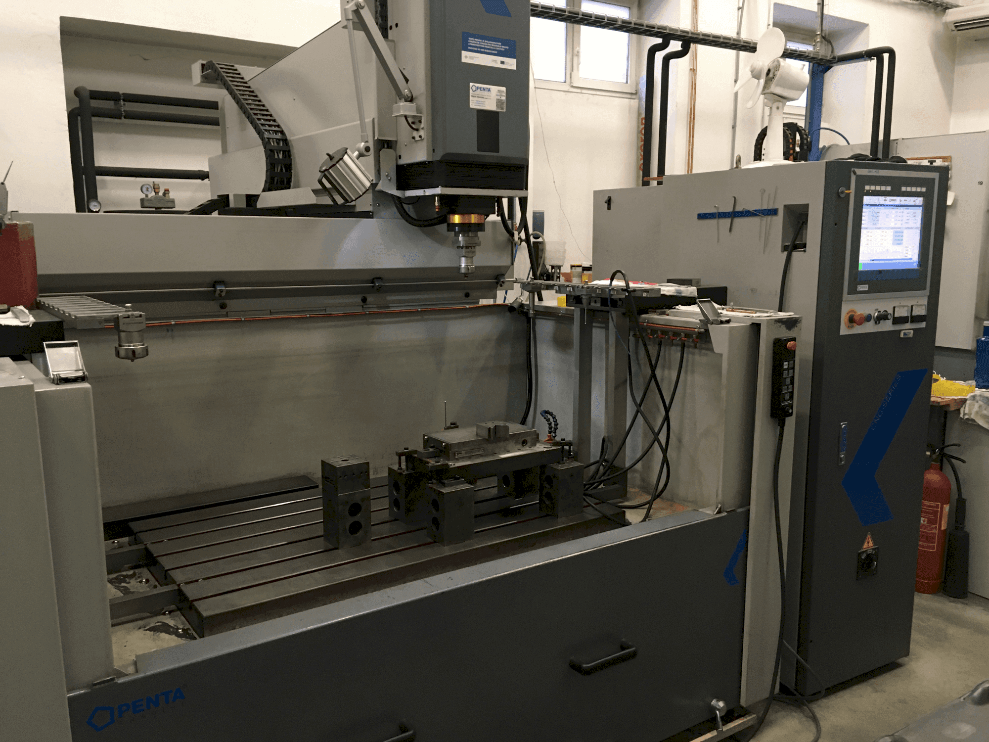 Vooraanzicht van PENTA 1060 CNC machine