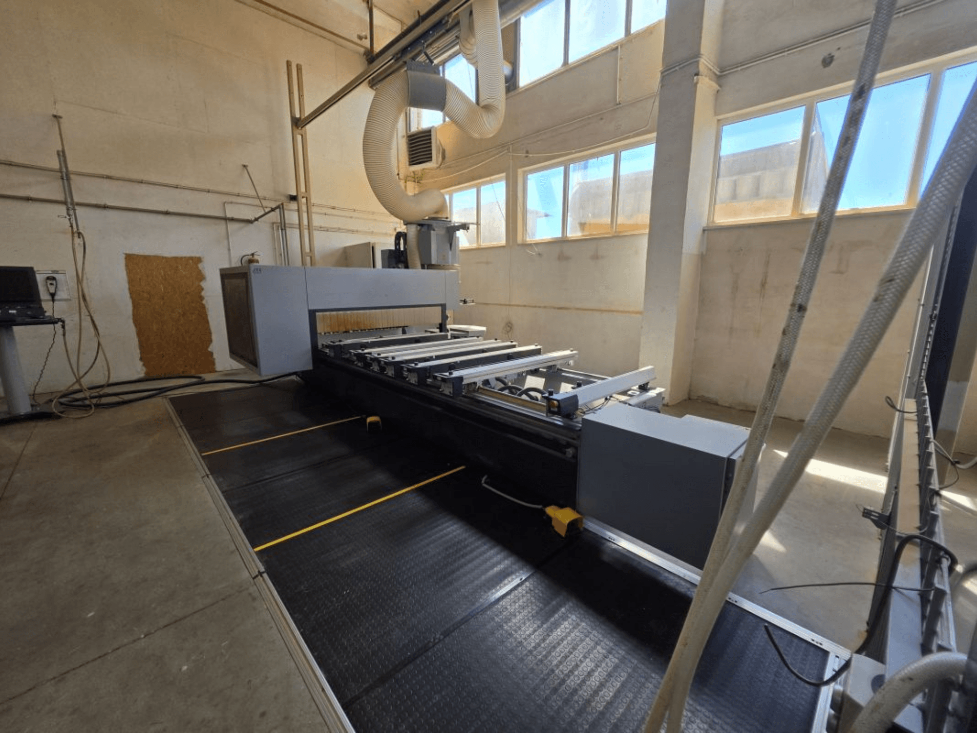 CNC bewerkingscentrum FORMAT4 PROFIT H350 16,30 vanuit een zijaanzicht, met een slank ontwerp en operationele werkruimte.