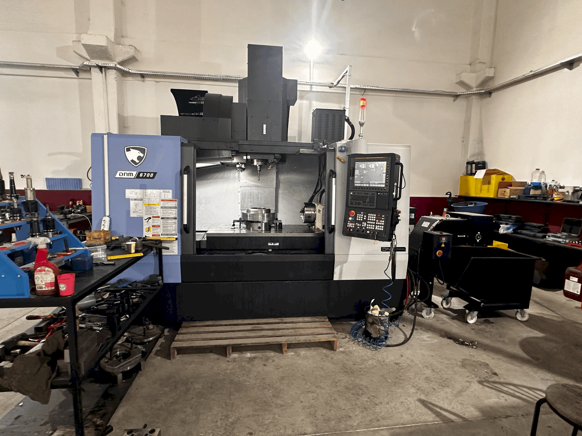 Vooraanzicht van DN SOLUTIONS Puma DNM 6700 machine