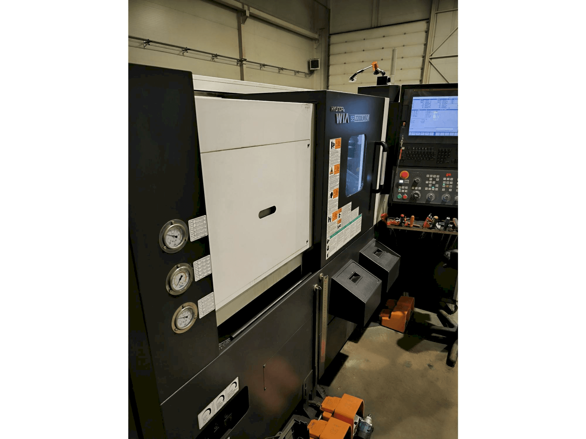 Vooraanzicht van Hyundai Wia SE2200LMSC machine
