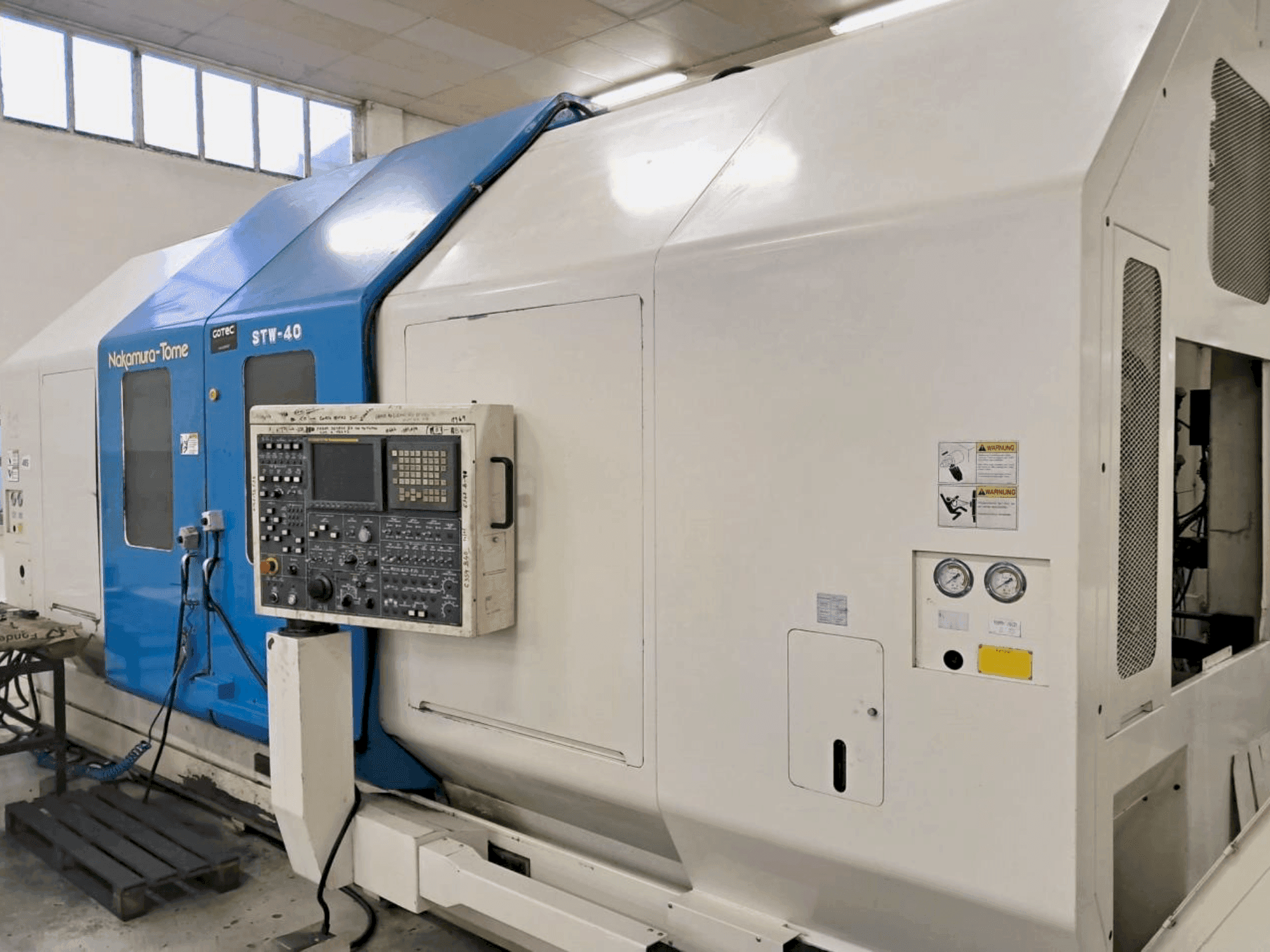 Vooraanzicht van NAKAMURA-TOME STW-40 machine