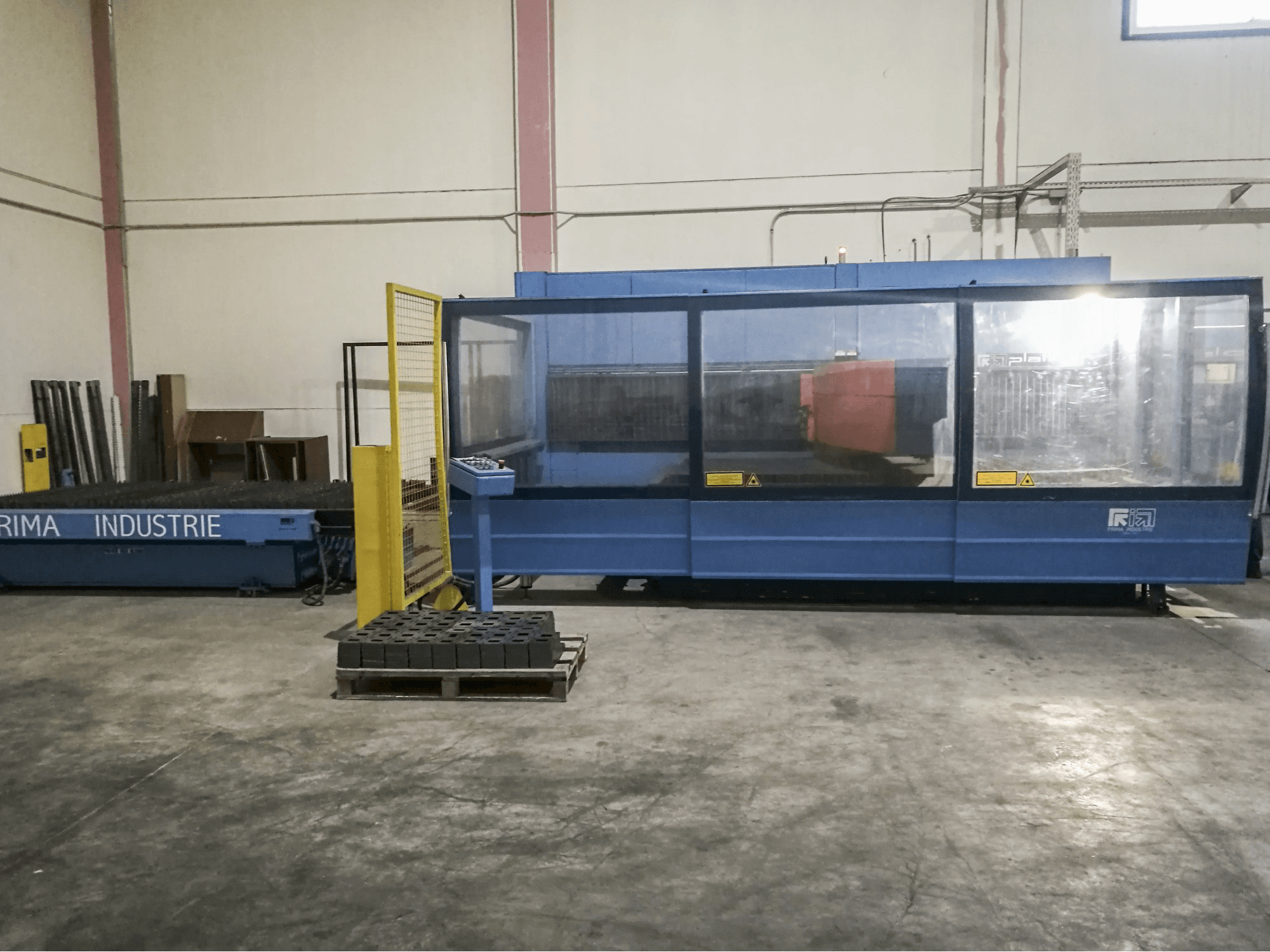 Rechts zijaanzicht van Prima Power Platino 1530 machine