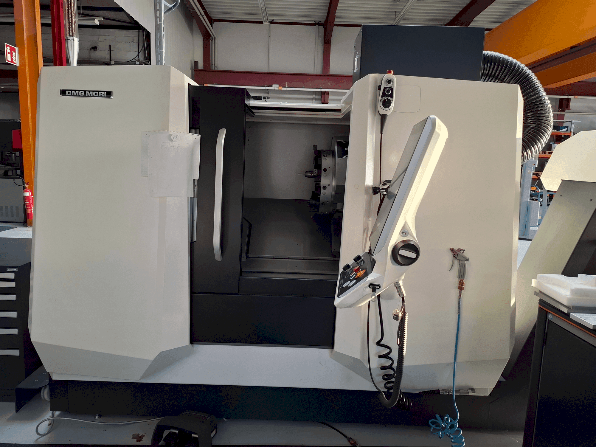 Vooraanzicht van DMG MORI CLX 350 V3 machine