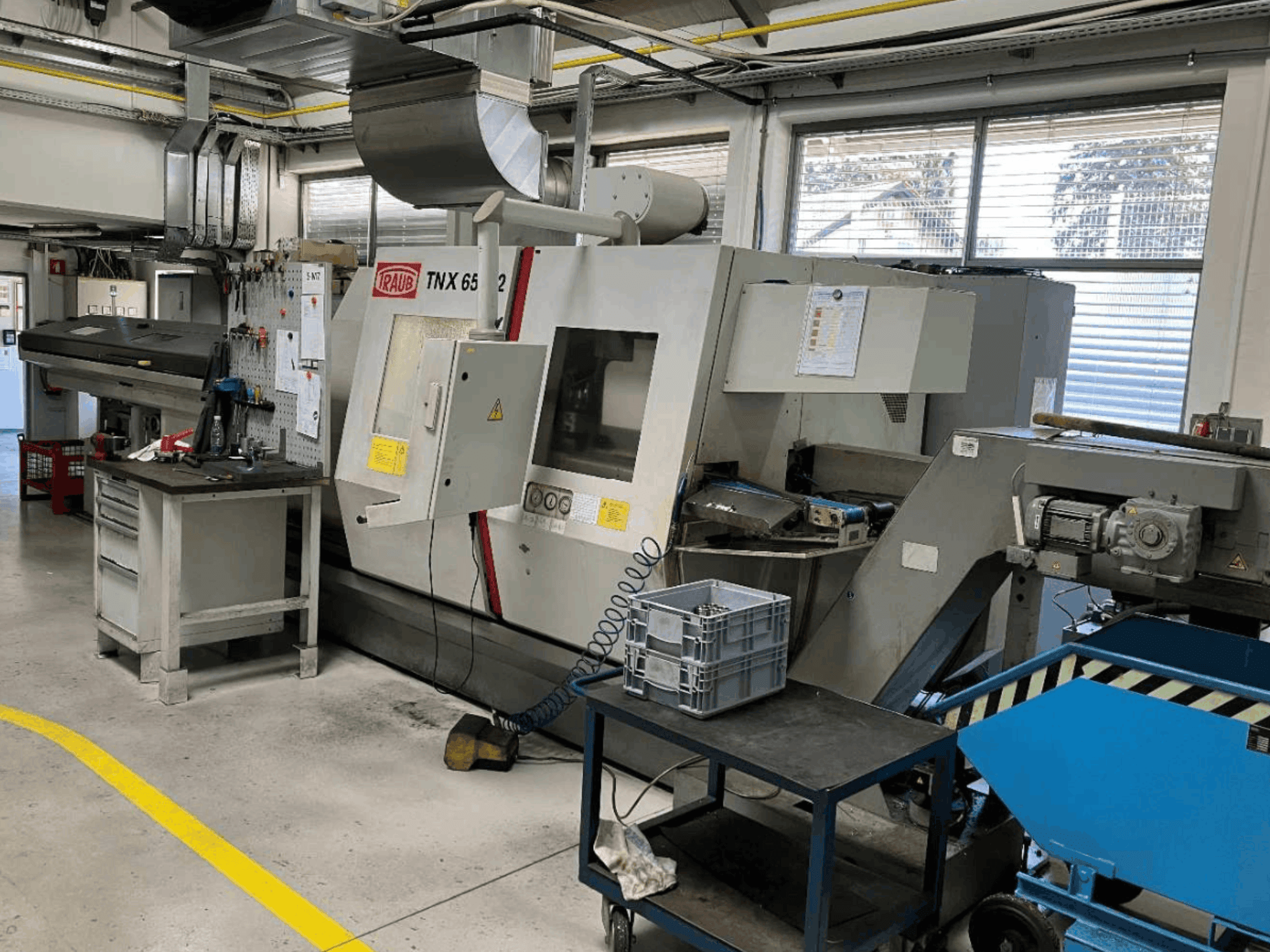 TRAUB TNX 65/42 draai-freescentrum in een werkplaats, vooraanzicht met het bedieningspaneel en het werkgebied.