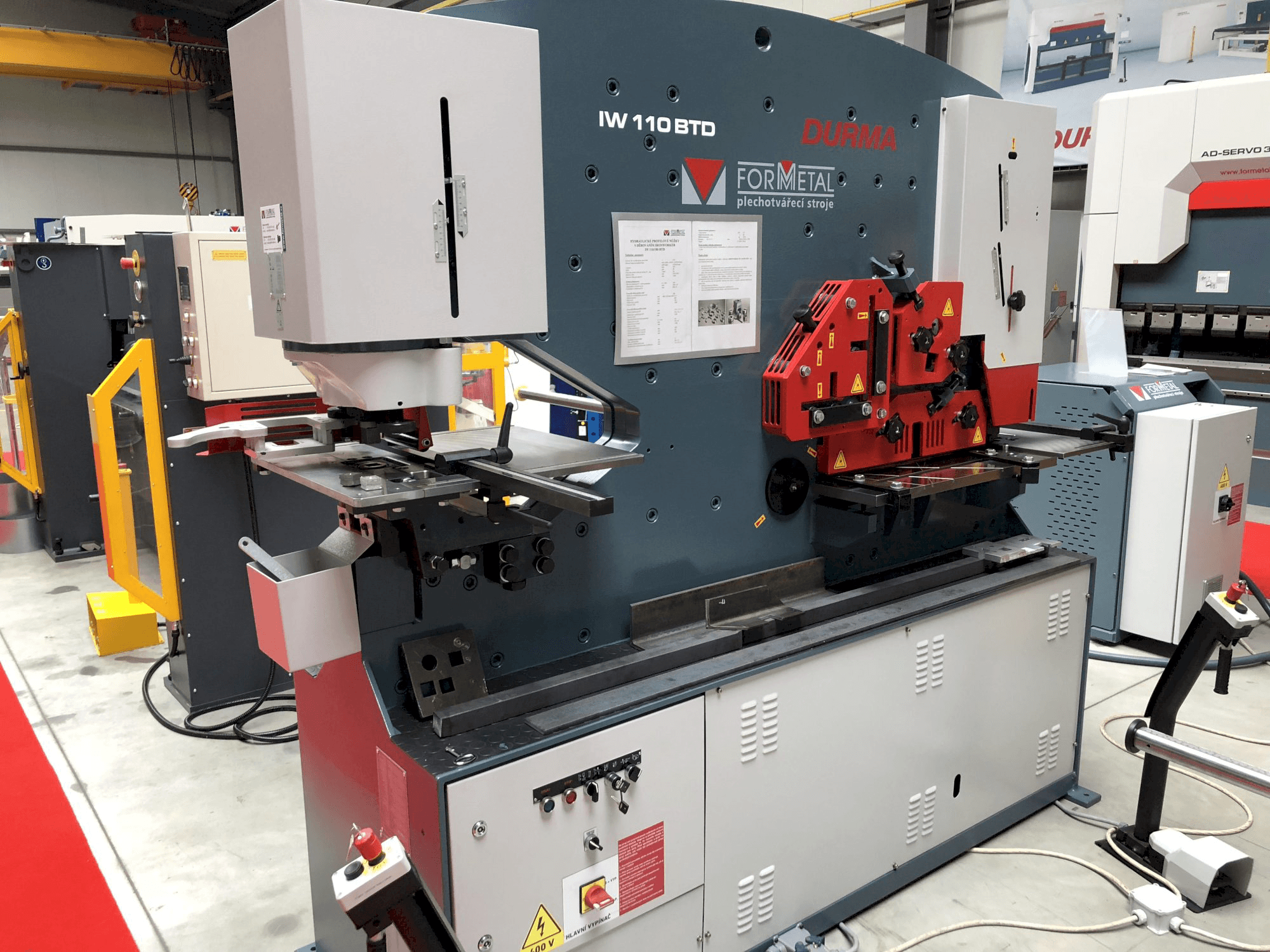 Links zicht van Durma IW 110/180 BTD machine