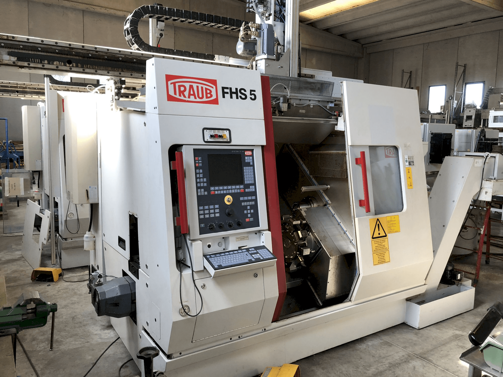 Links zicht van TRAUB TNC 42 machine