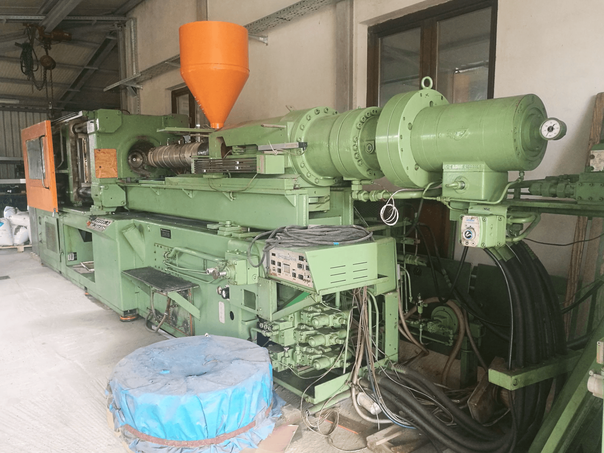 Recht aanzicht van Krauss Maffei 350S-2120 machine