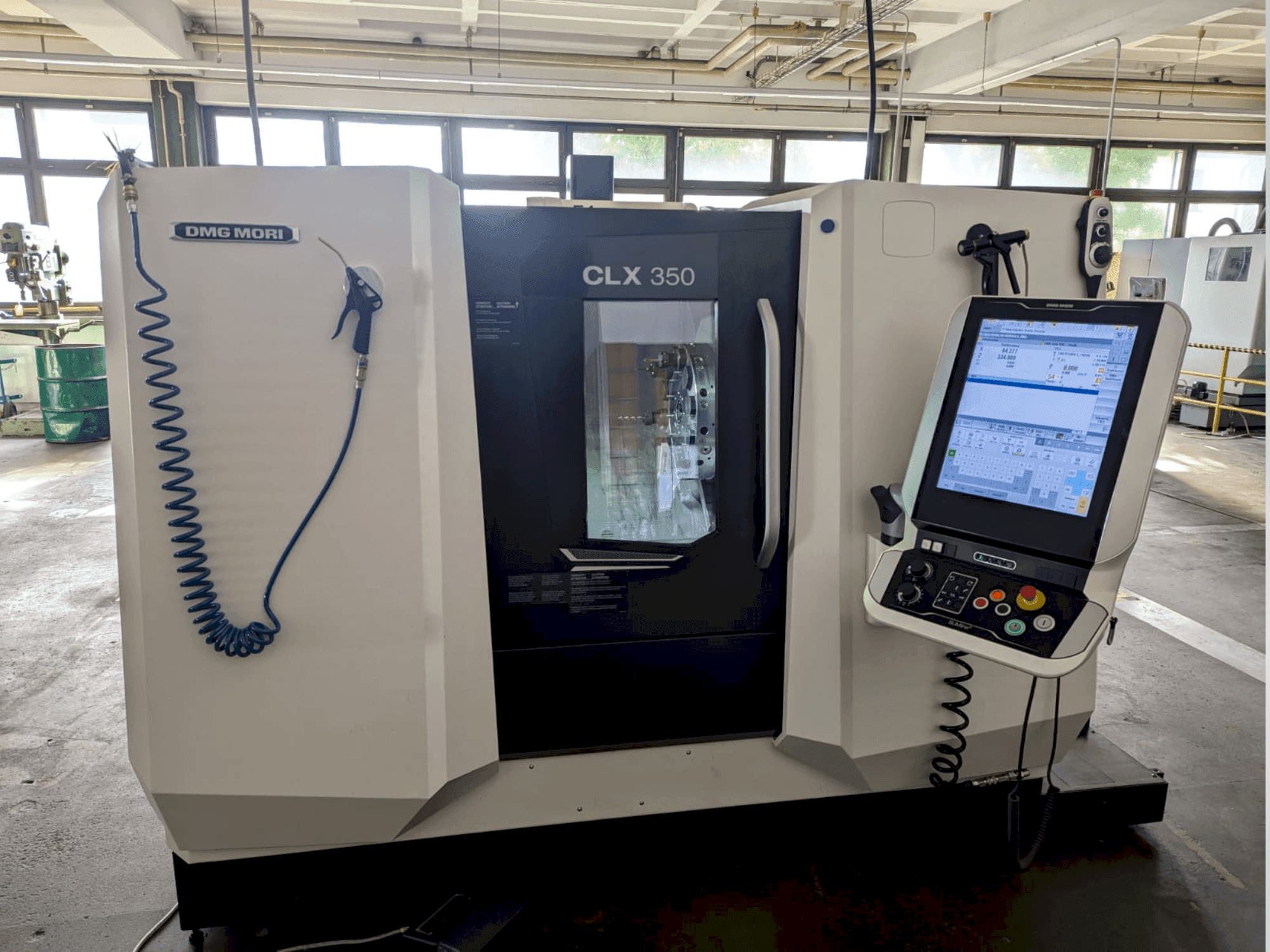 Vooraanzicht van DMG MORI CLX 350 machine