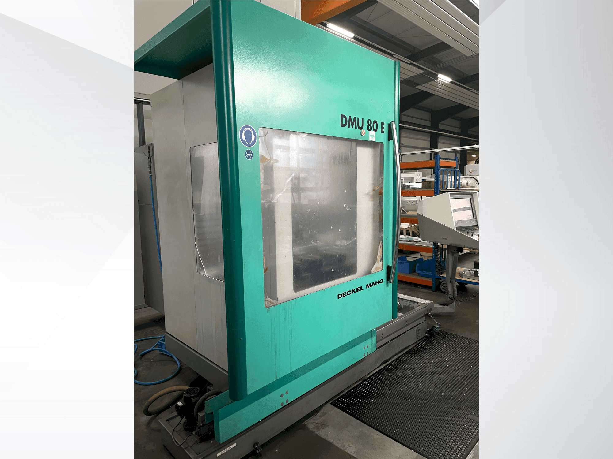 Vooraanzicht van DECKEL DMU 80 E machine