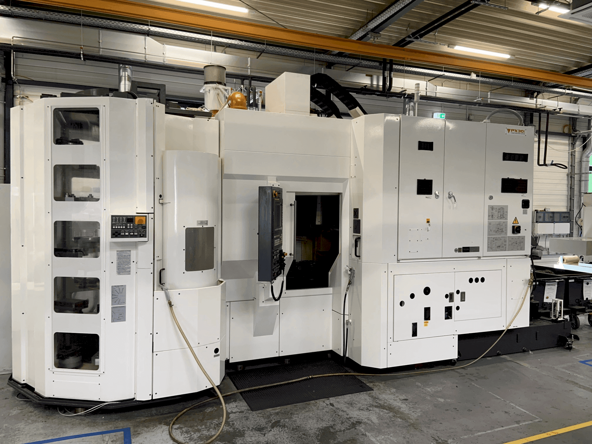 Vooraanzicht van YASDA Px30i machine