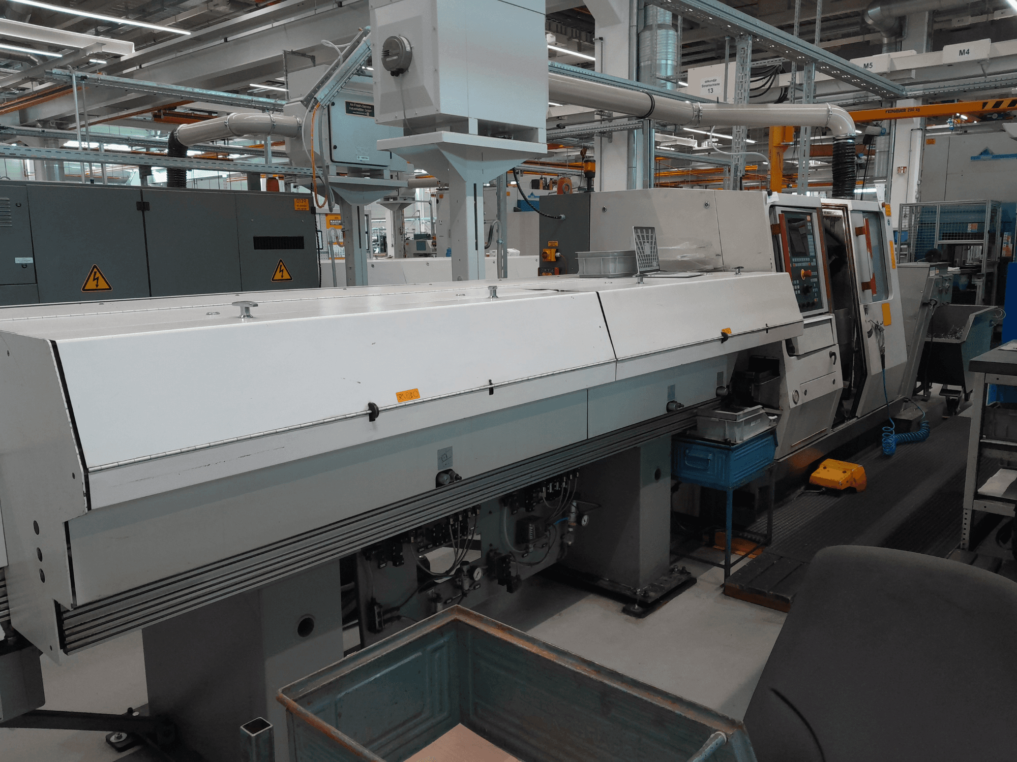 TRAUB TNA 300 horizontale draaimachine, vooraanzicht; heeft een gestroomlijnd ontwerp, bedieningspaneel en operationele werkruimte.