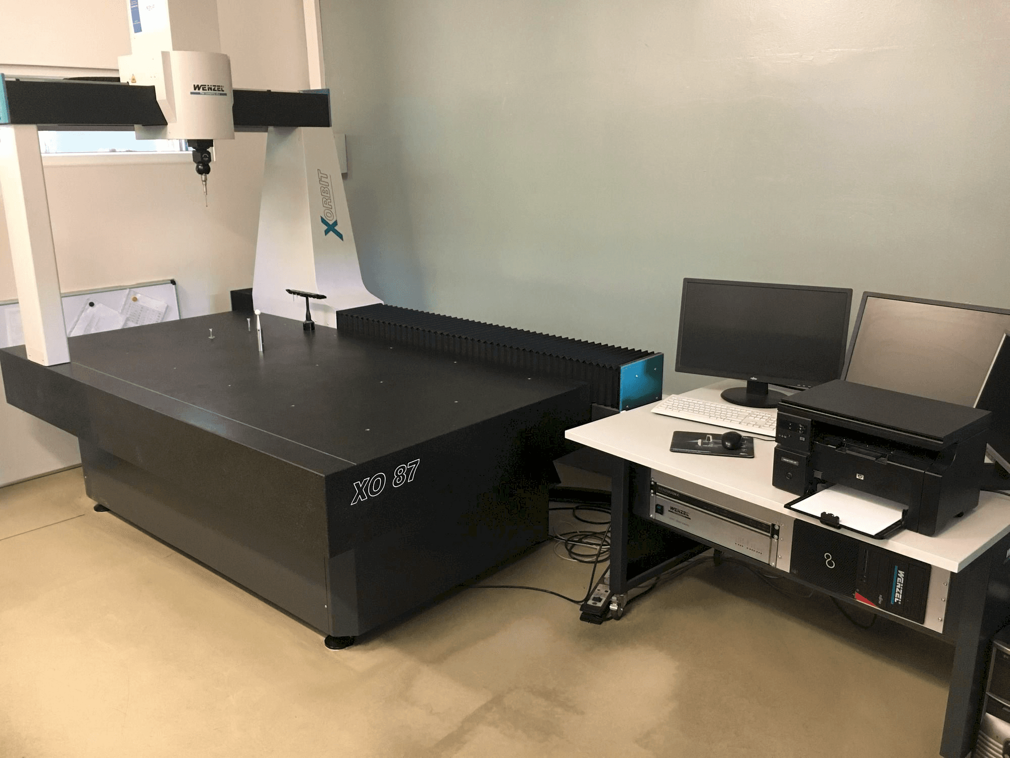 Vooraanzicht van Wenzel X-Orbit 800 / 1000 / 700 CNC machine