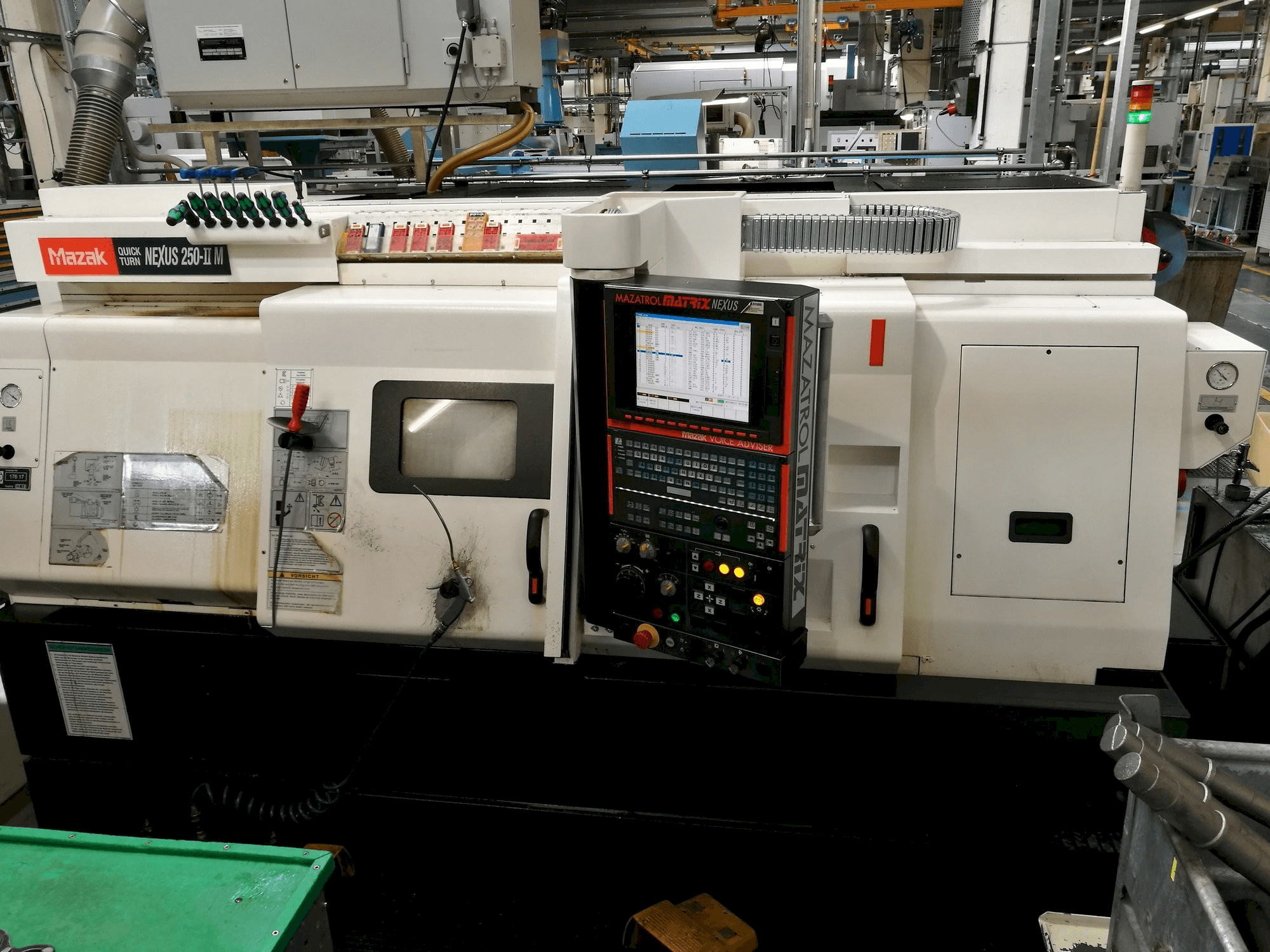 Vooraanzicht van Mazak Quickturn Nexus 250-II M machine