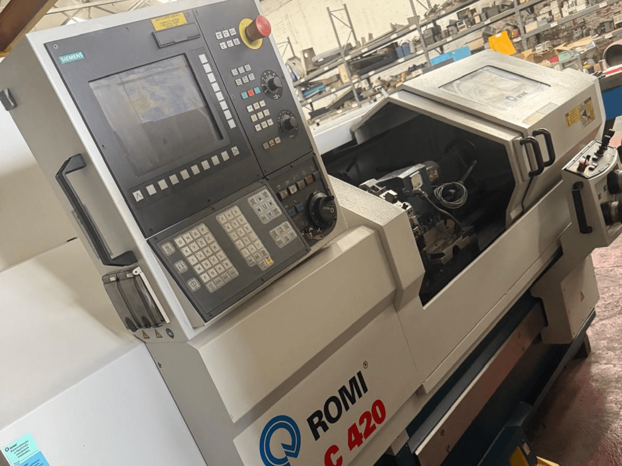 Romi C420 horizontale draaimachine met Siemens bedieningspaneel, zijaanzicht toont het ingewikkelde ontwerp en de bedieningselementen.