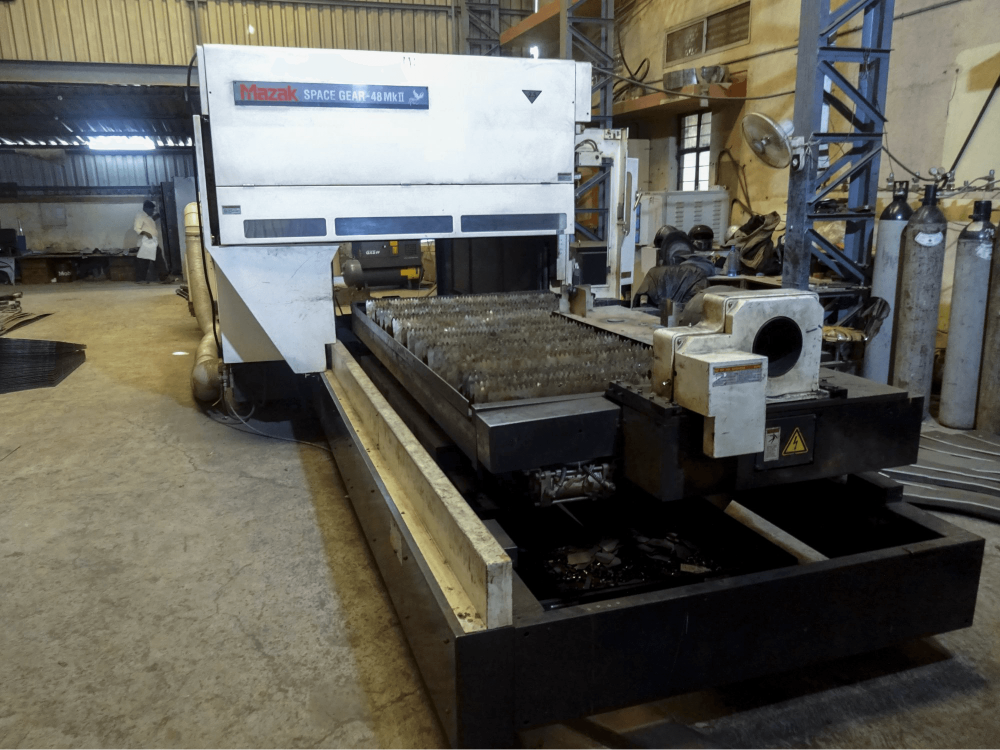 Links zicht 1 van Mazak SPACE GEAR-48 MKII machine