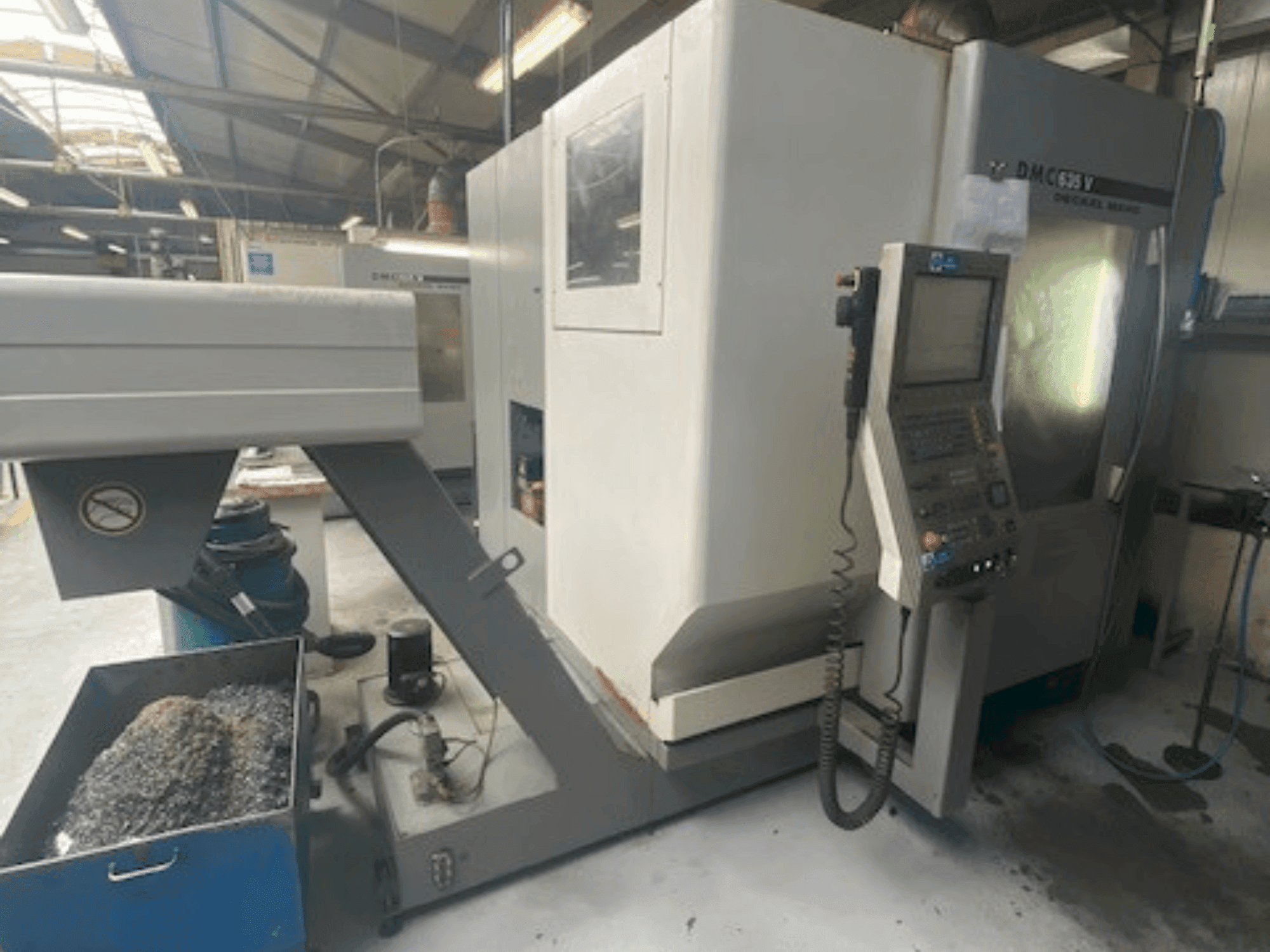 Vooraanzicht van DMG DECKEL MAHO DMC 635V machine