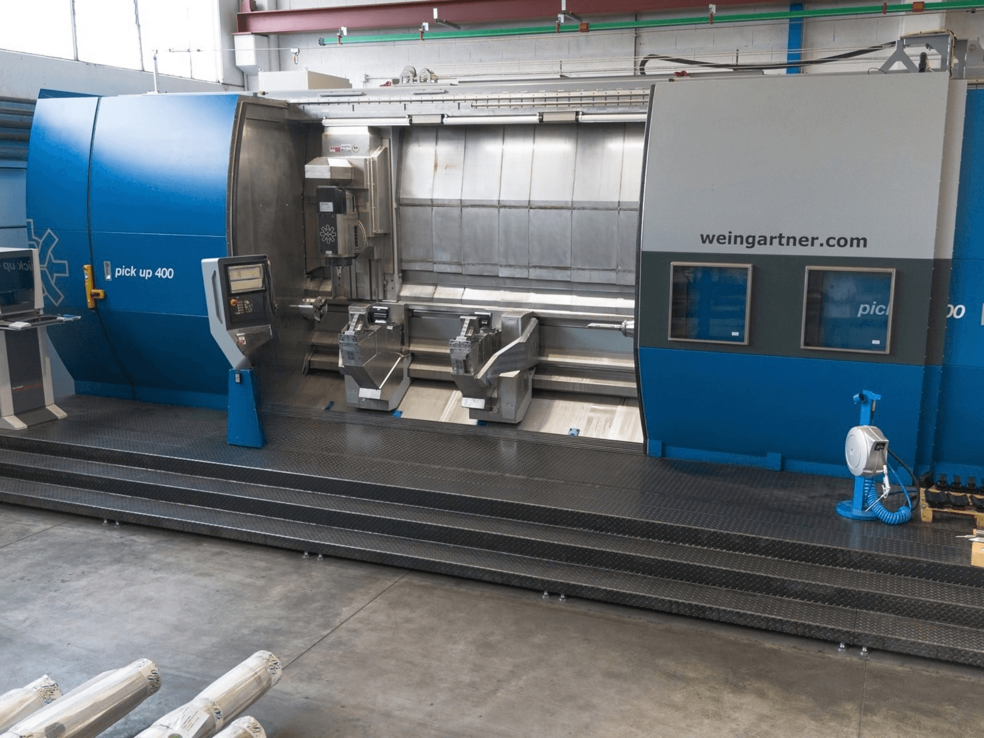 Weingartner Pick Up 400 frees- en draaicentrum, vooraanzicht. Voorzien van twee werkstations en een bedieningspaneel, in een industriële omgeving.