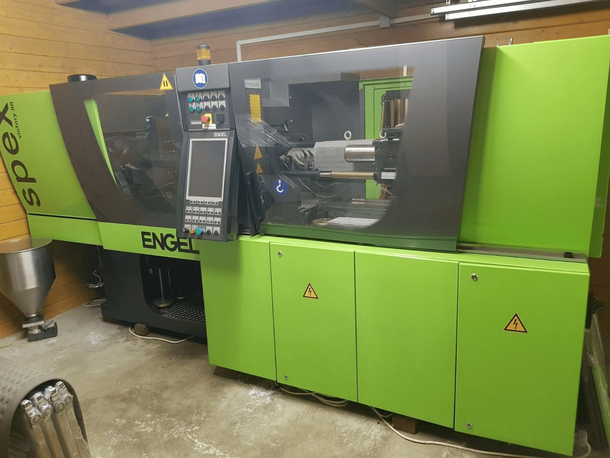 Vooraanzicht van ENGEL victory 330/80 spex machine