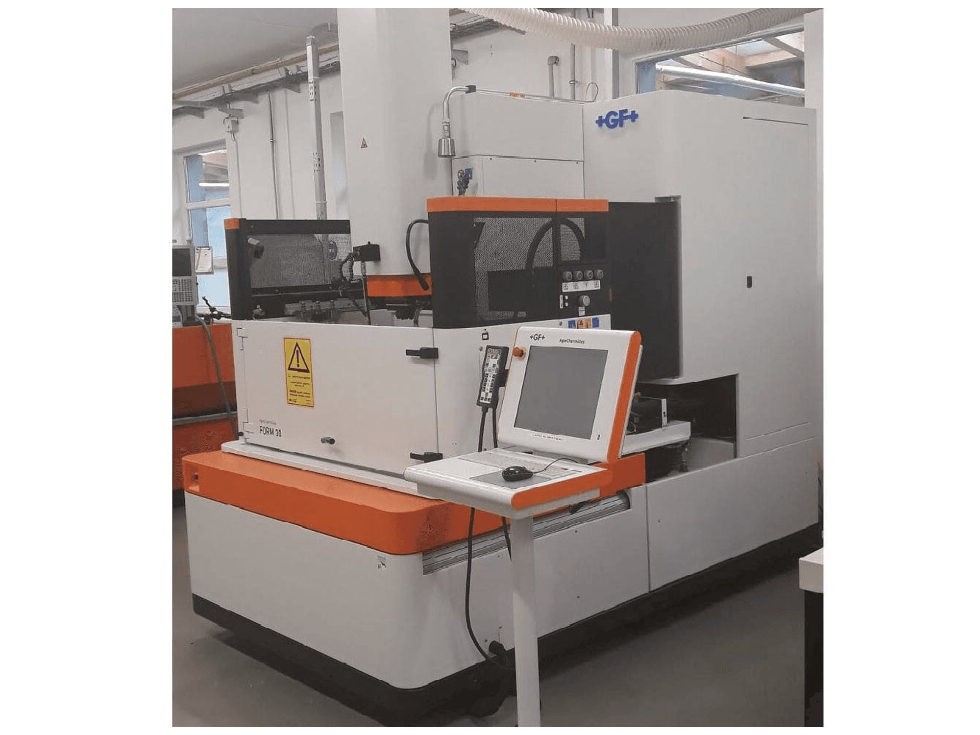 Vooraanzicht van AgieCharmilles Form 30 machine