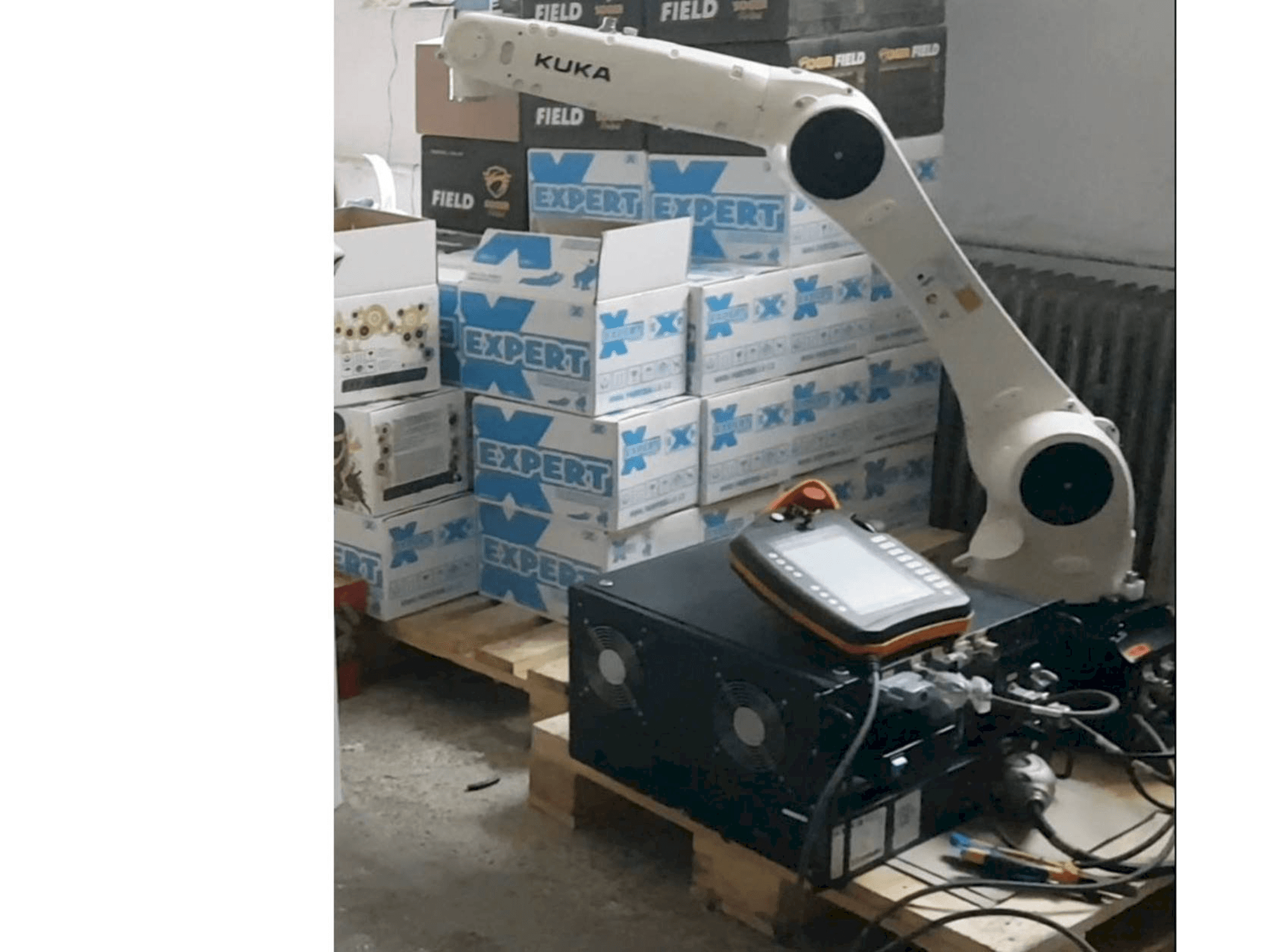 Vooraanzicht van KUKA KR10 R1100 fivve machine