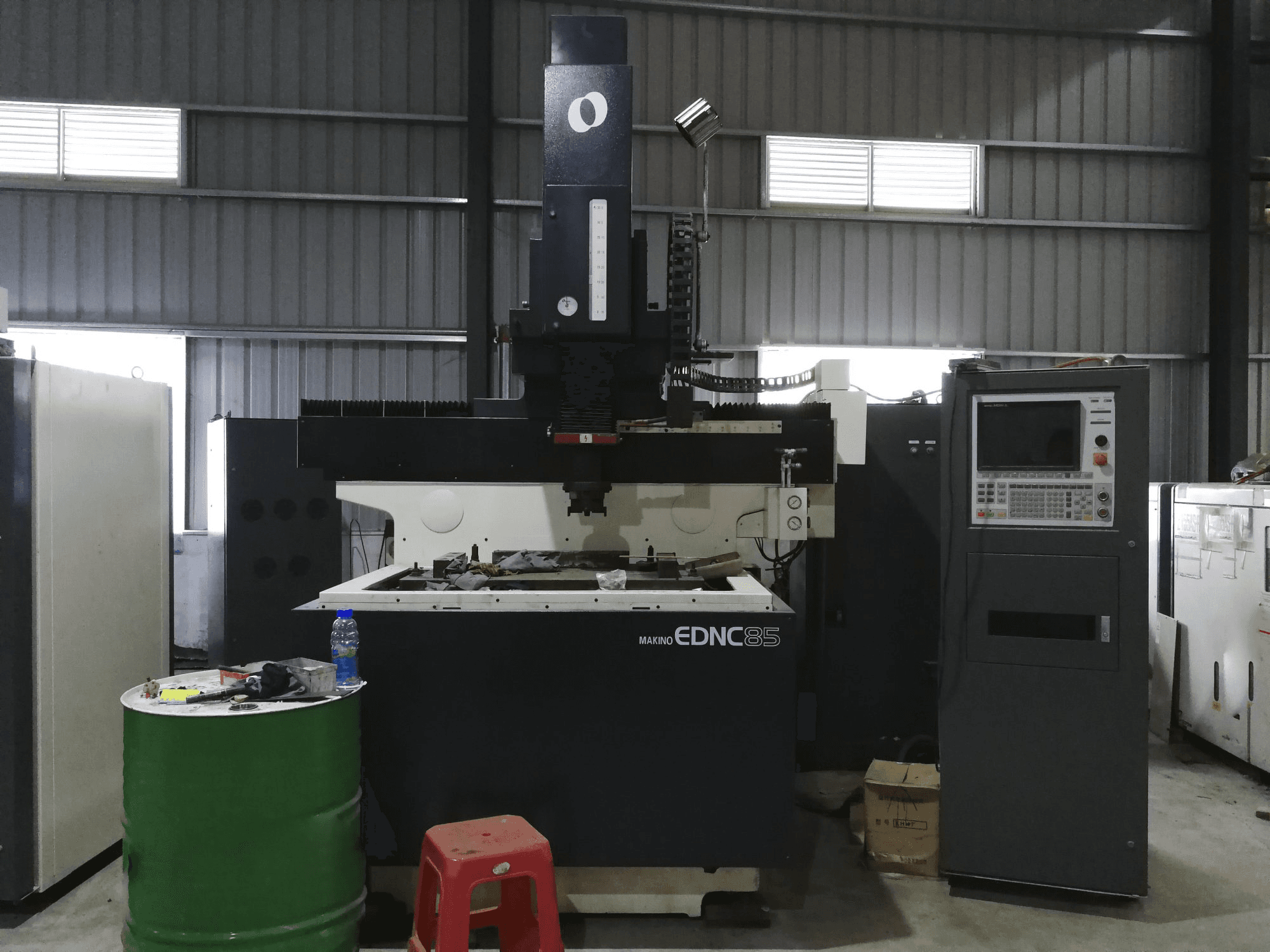 Vooraanzicht van Makino EDNC85 machine