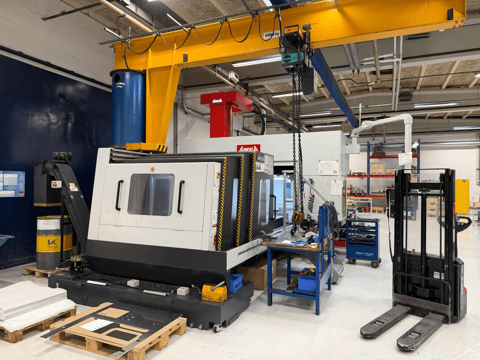 Portaalfreesmachine AWEA LP3016YF, vooraanzicht, met gereedschap, blauwe tank en werkruimte op de achtergrond.