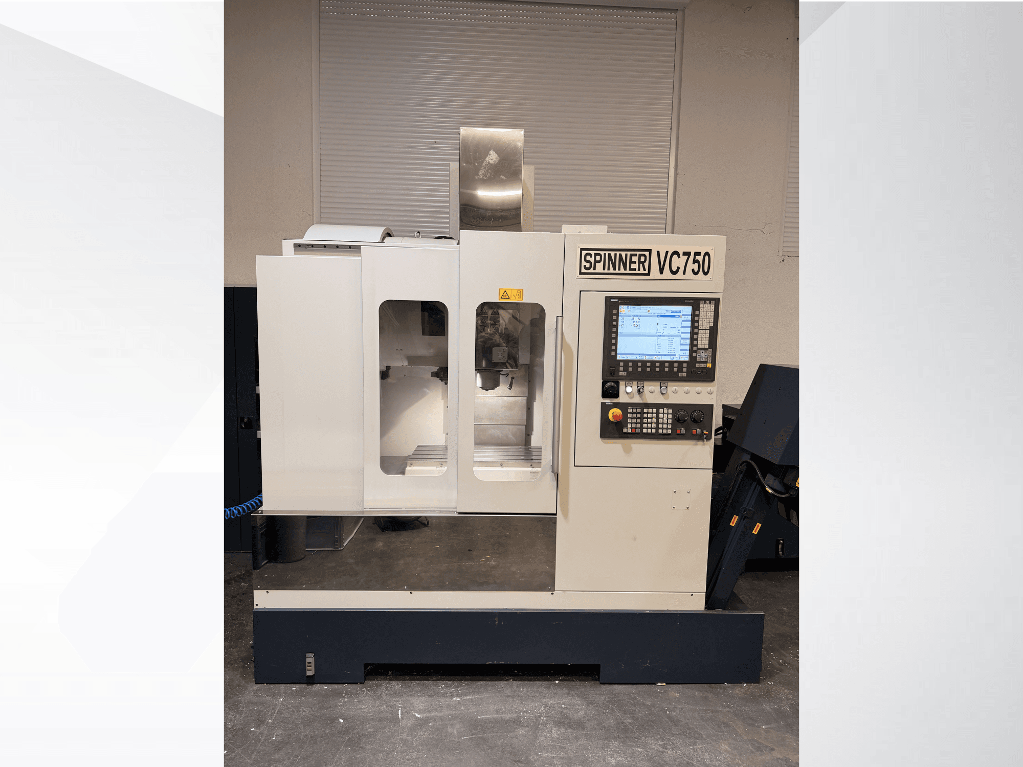 Spinner VC750 CNC machine in vooraanzicht, met bedieningspaneel, bewerkingsgebied en koelsysteem.